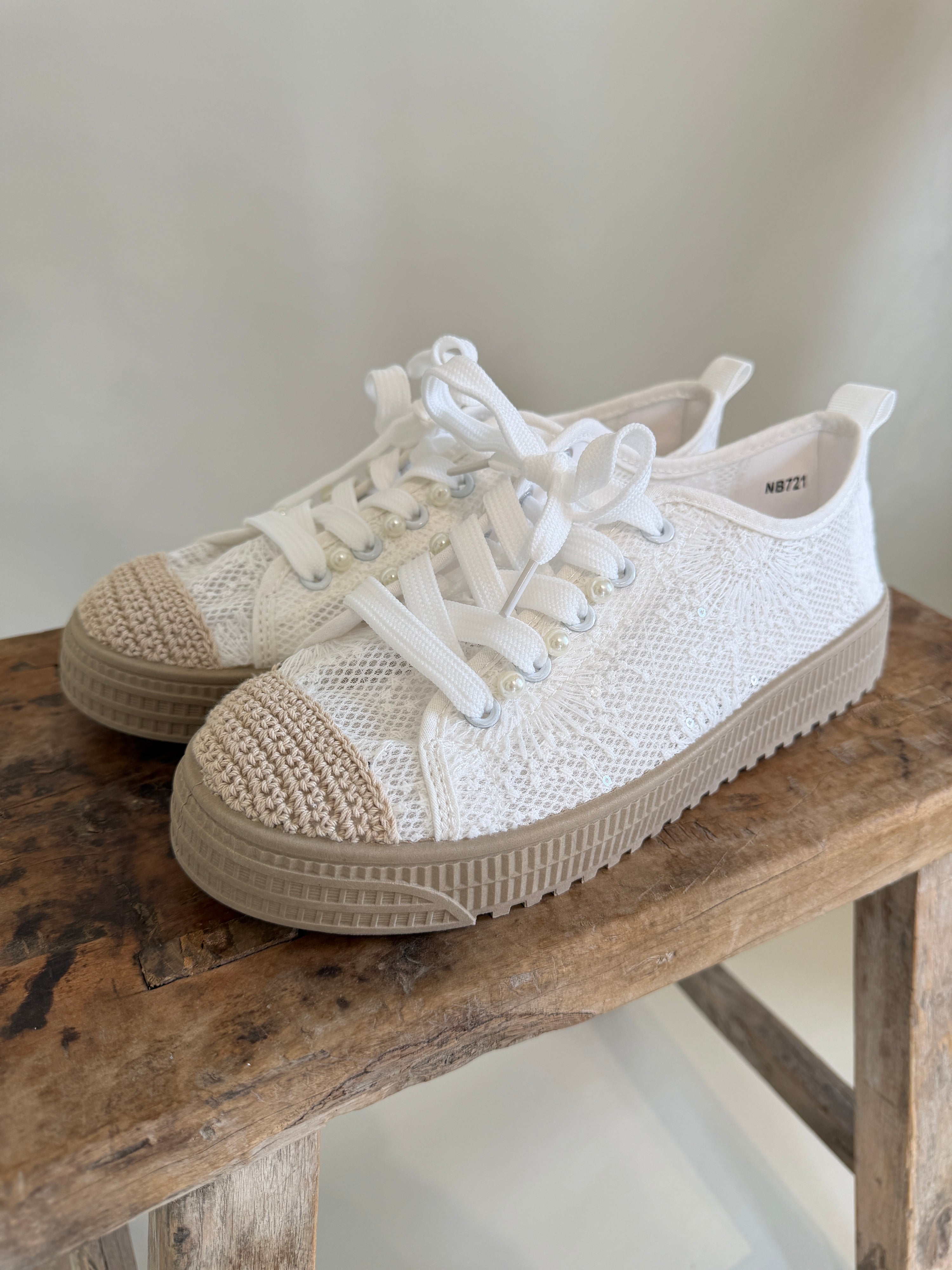 Sneaker in Weiß aus Spitze