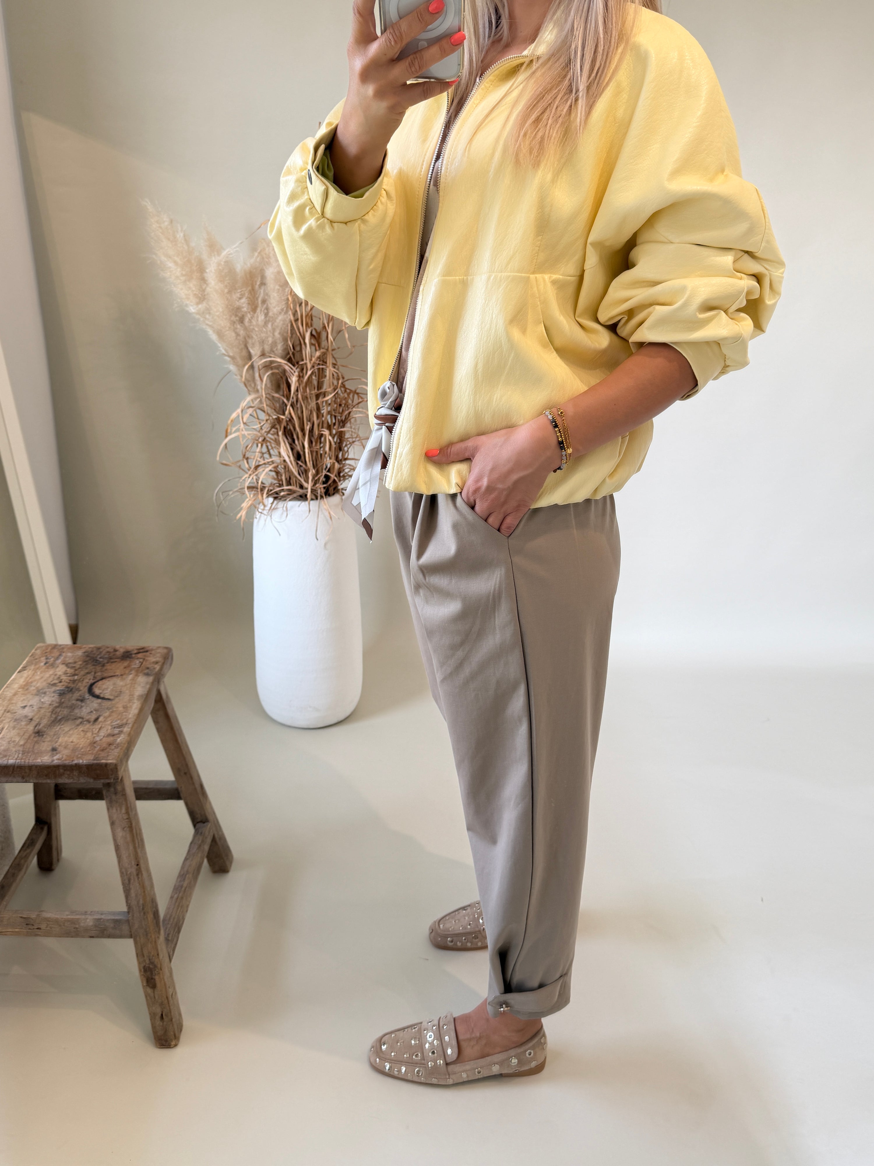 Hose in Taupe mit Lasche unten und Tuch