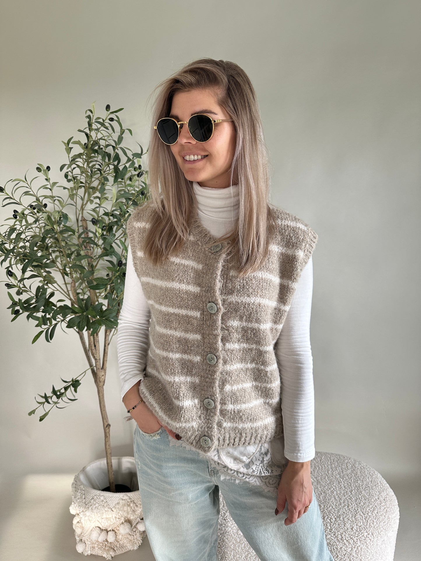 strickjacke mit streifen in beige/ wollweiß (ärmellos)