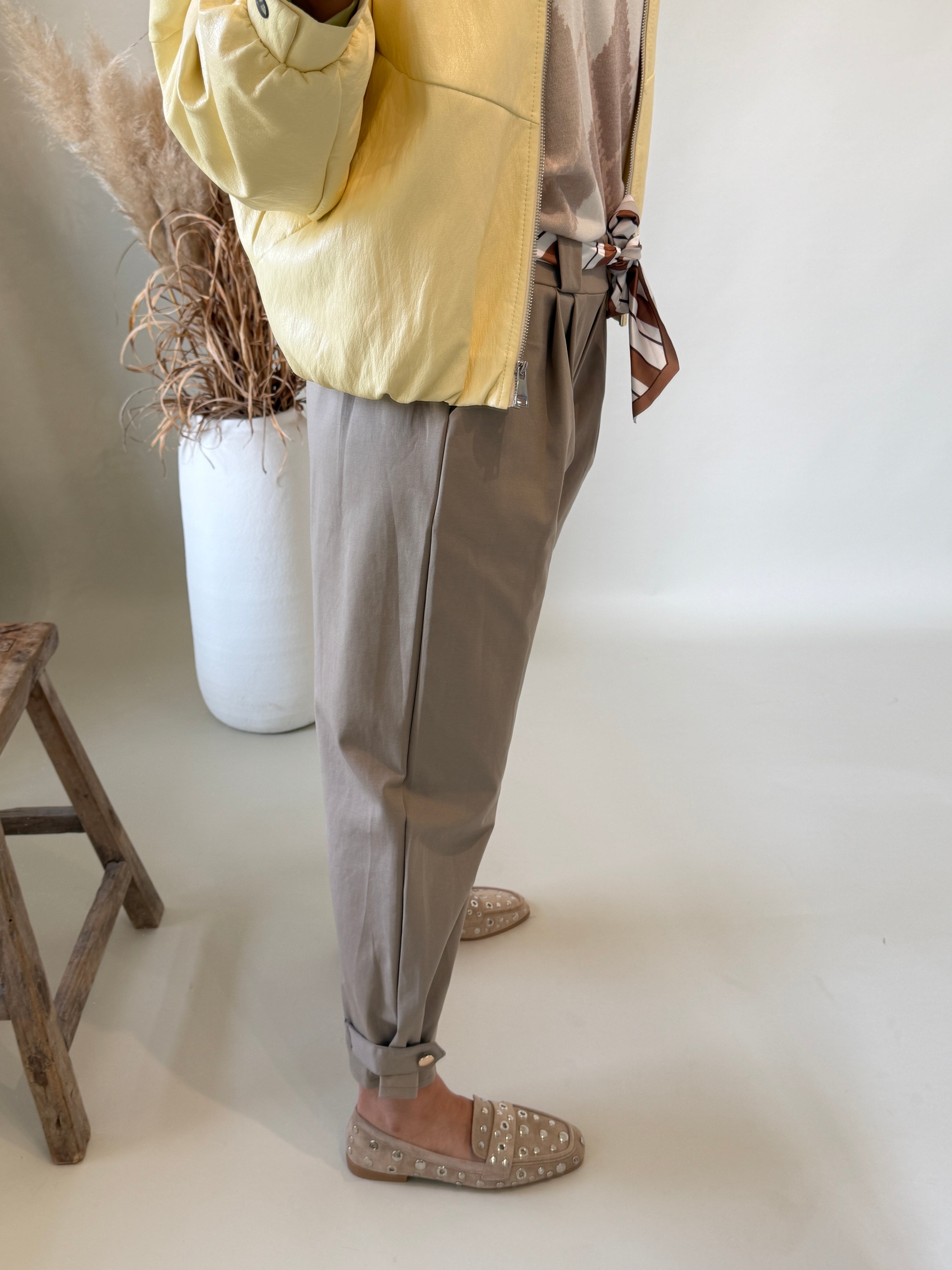 Hose in Taupe mit Lasche unten und Tuch