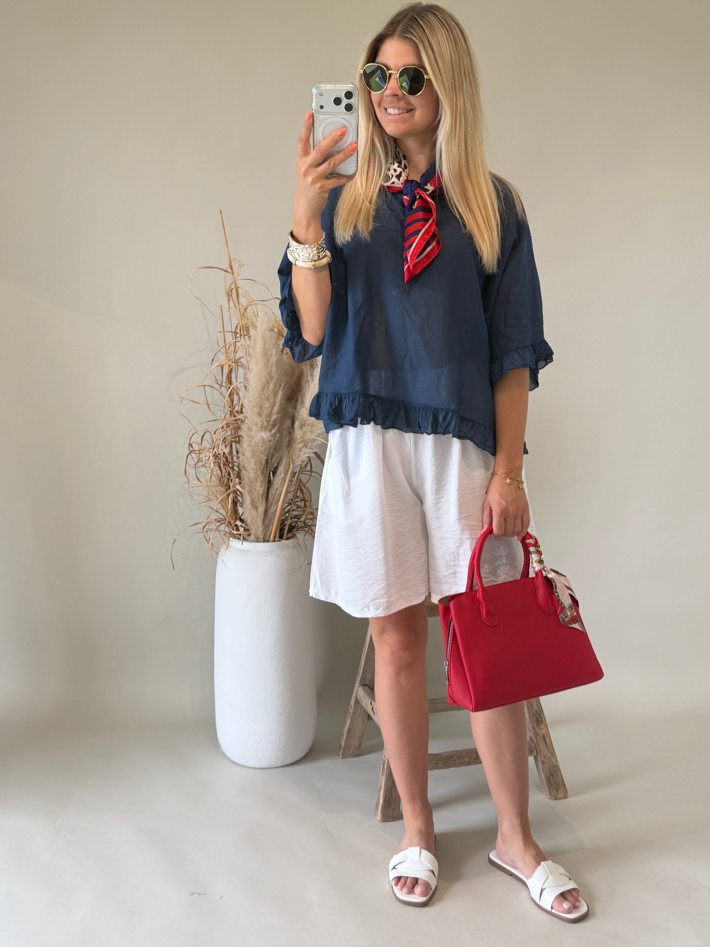 Bluse in Dunkelblau mit Rüschen am Arm / Bund