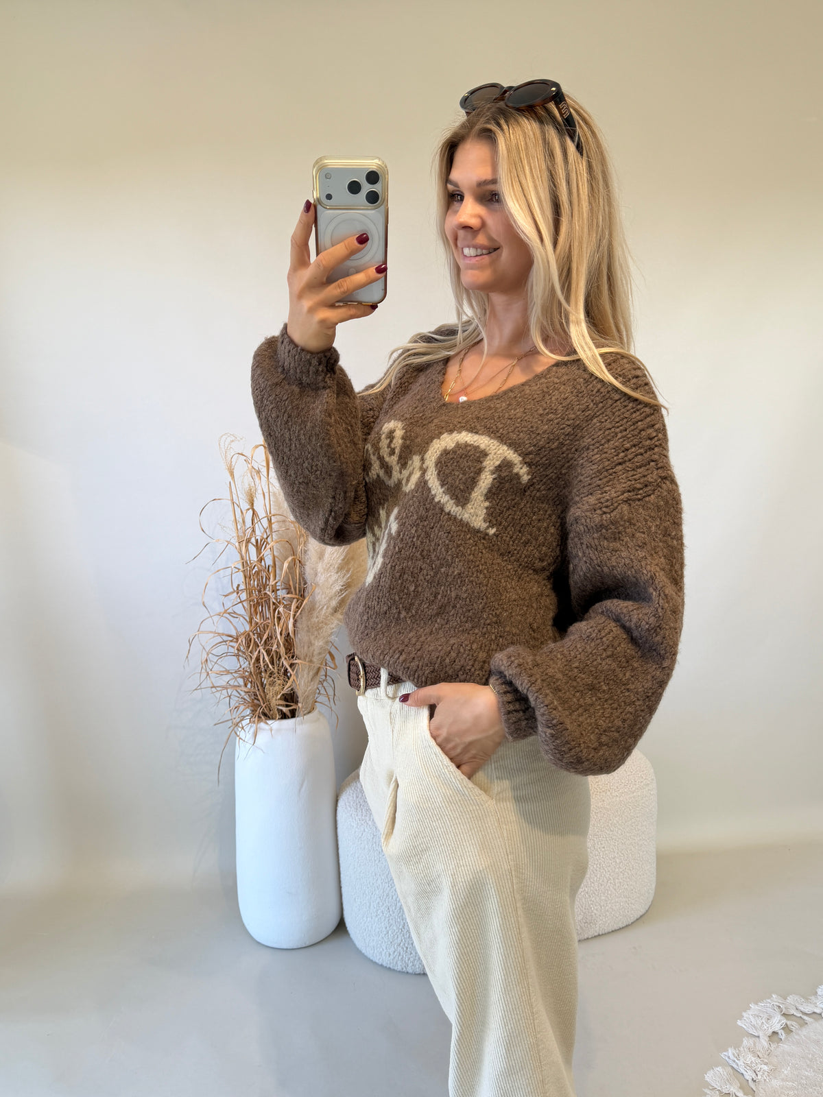 Pullover in Nussbraun mit Aufdruck und V - Ausschnitt