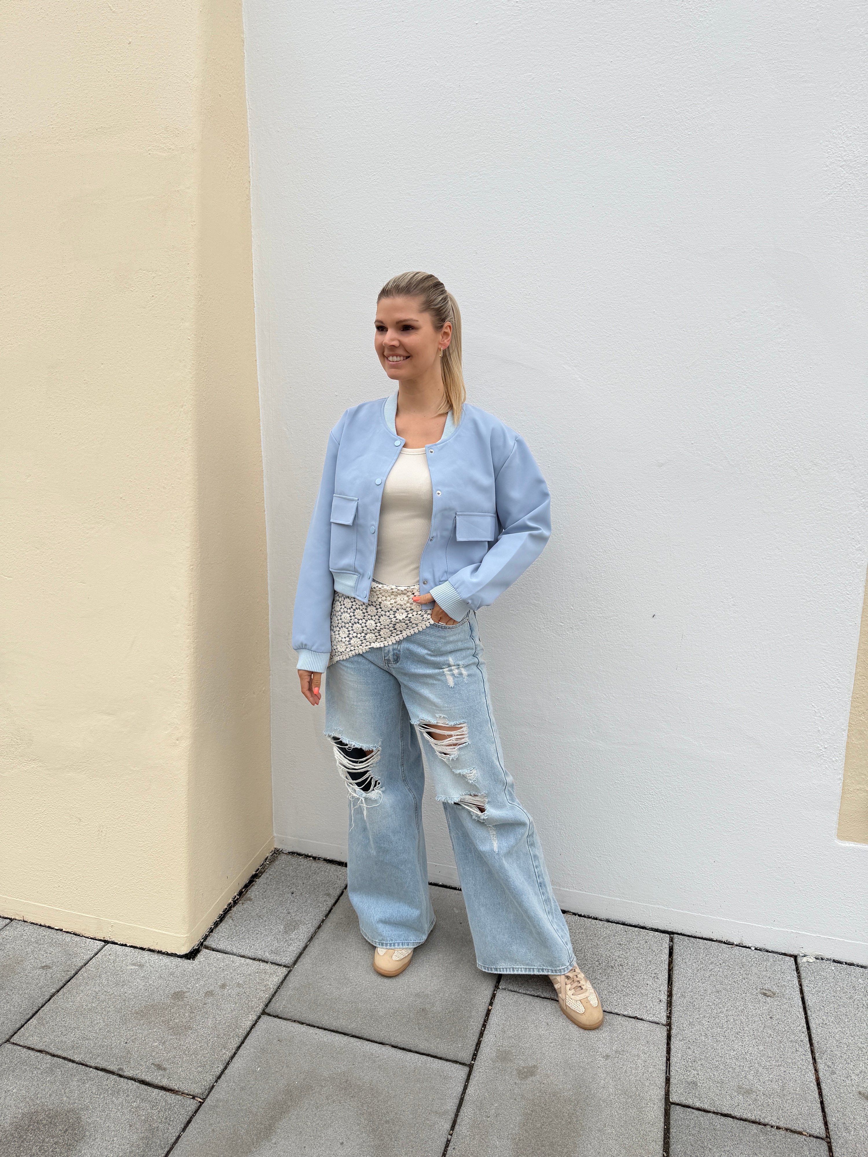 Jacke in Hellblau mit großen Taschen vorne