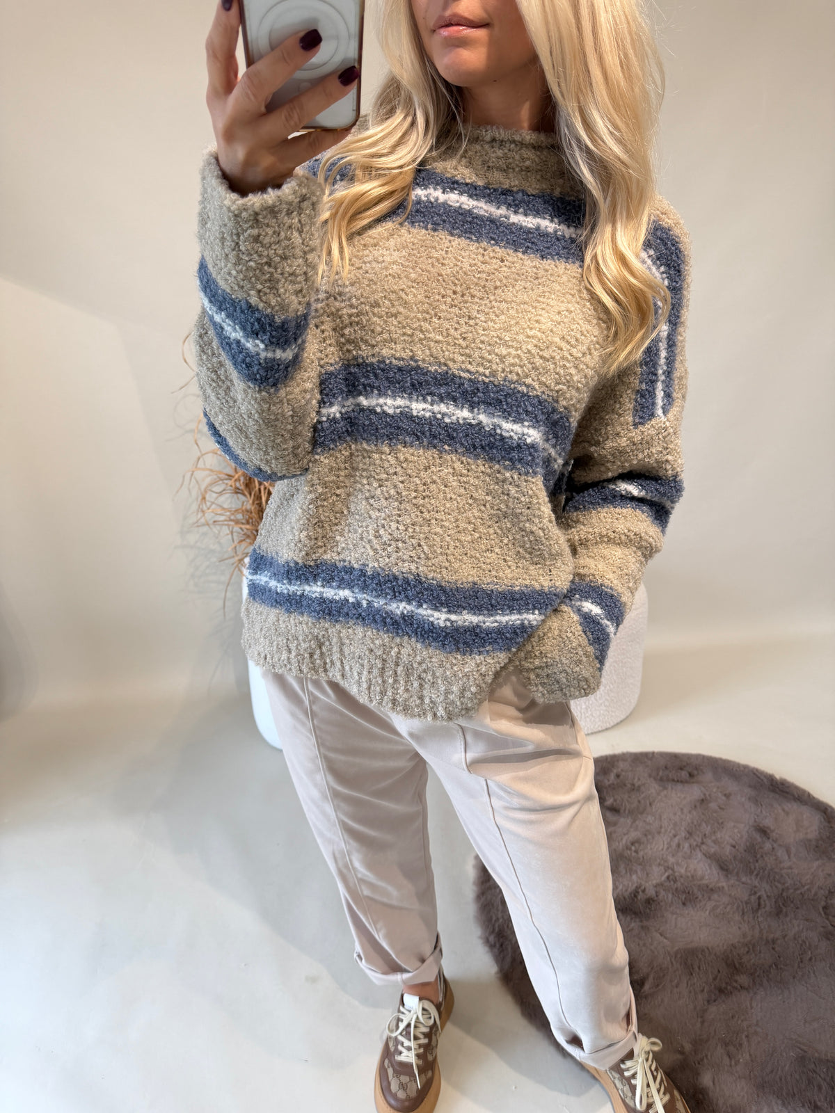 Pullover in Sand / Rauchblau / Wollweiß gestreift