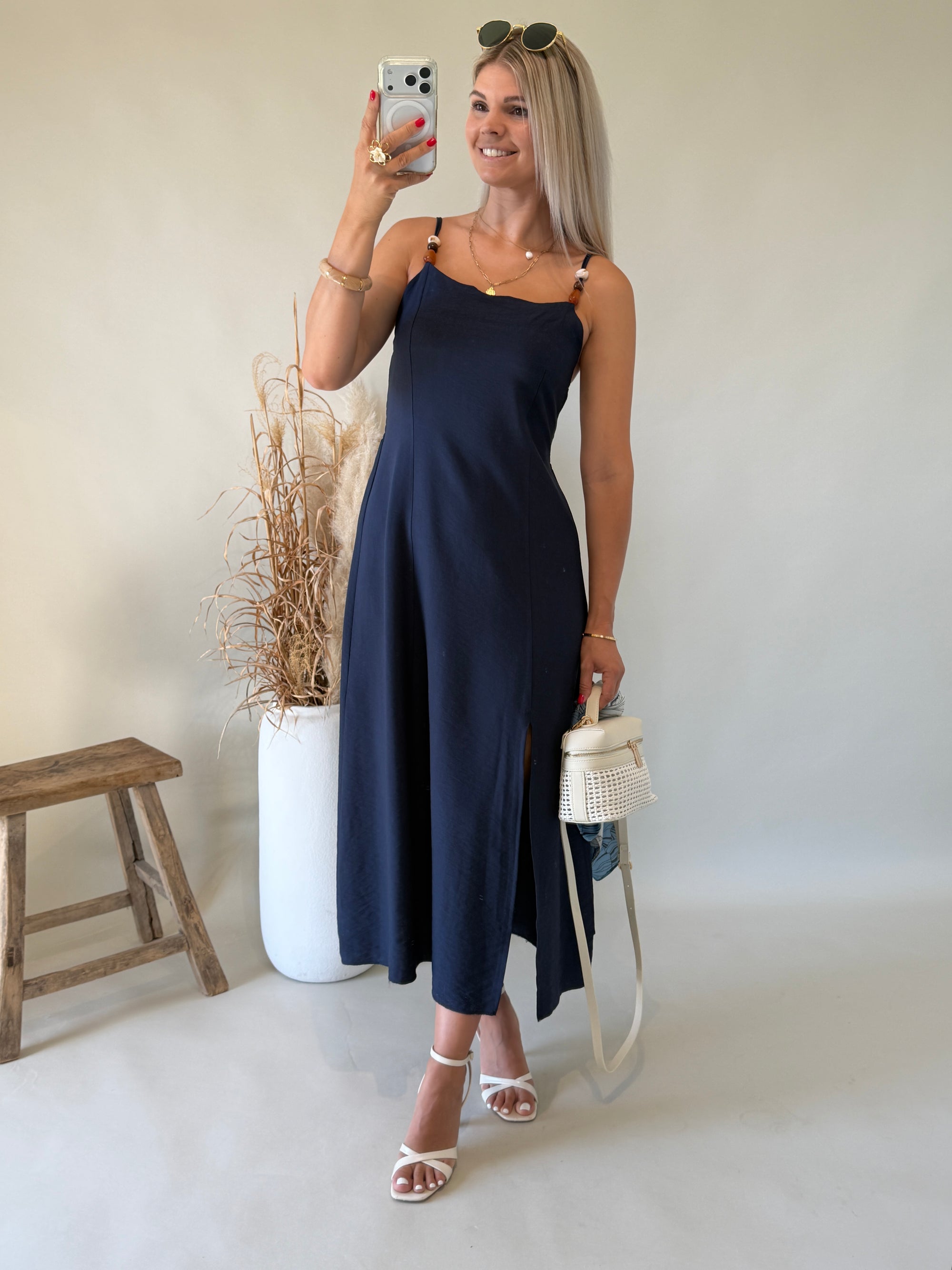 Kleid in Dunkelblau mit Holzperlen
