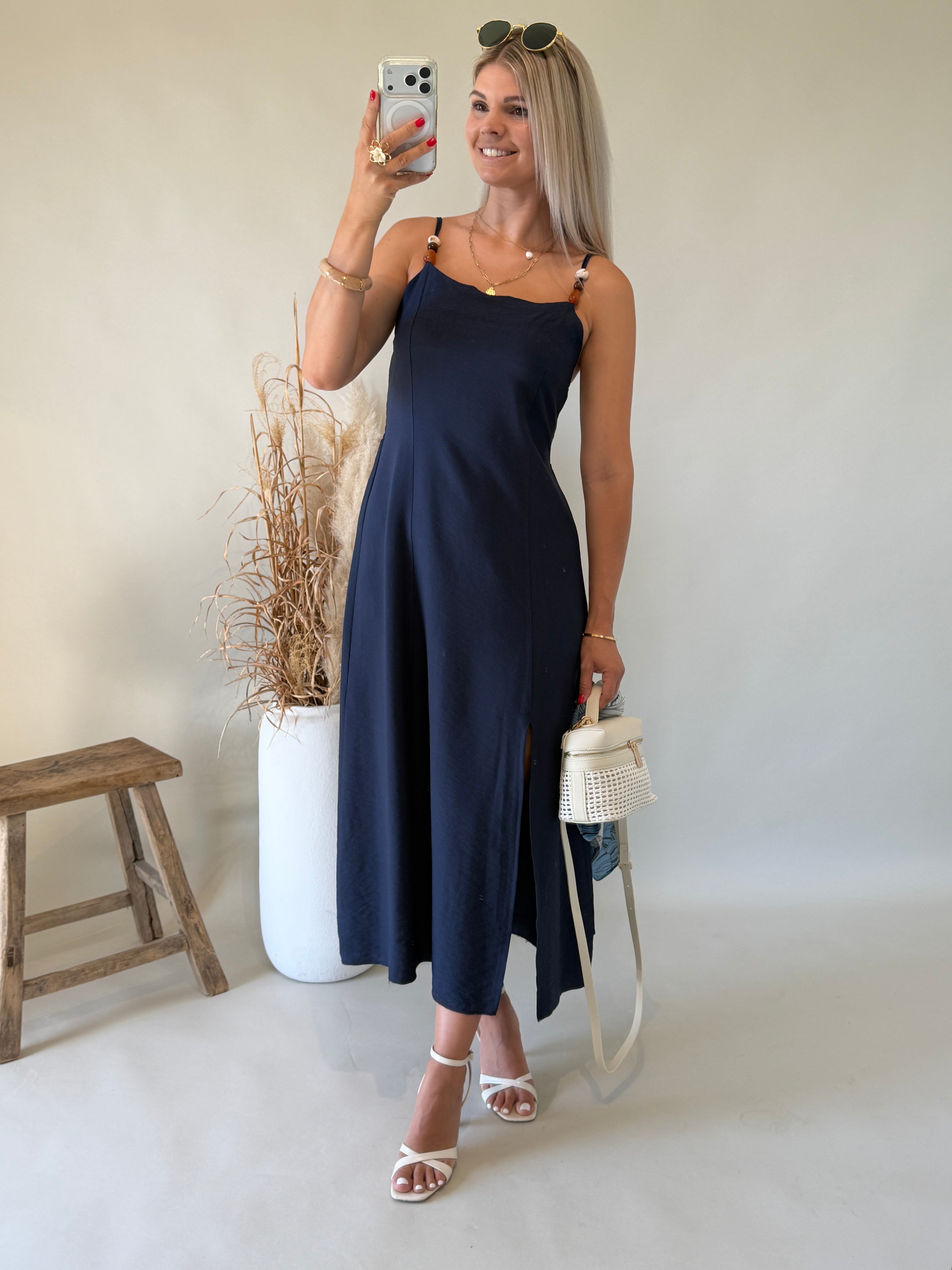 Kleid in Dunkelblau mit Holzperlen