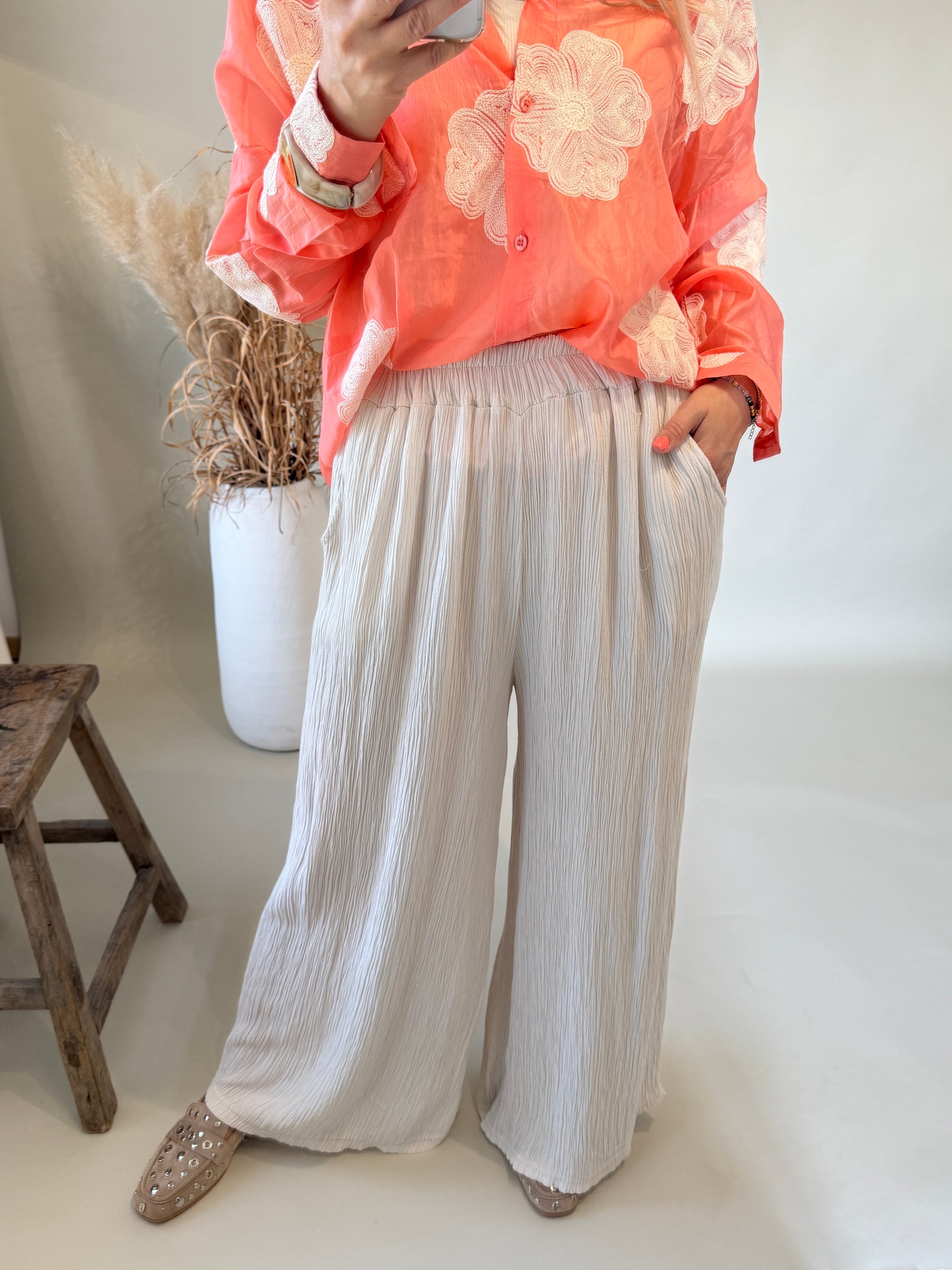 Hose in Beige mit weitem Bein