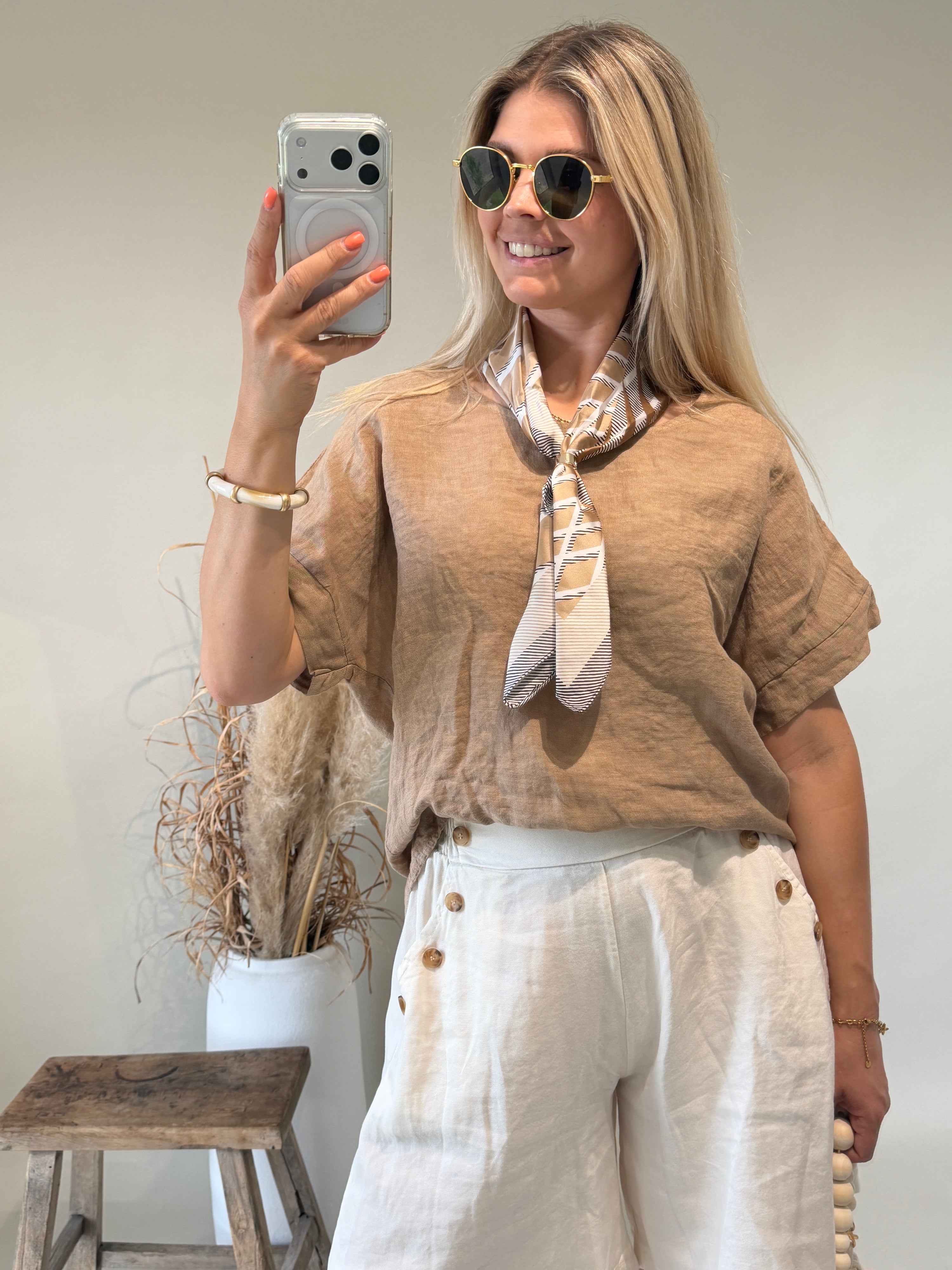 Tuch in Zimt mit goldenen Ring