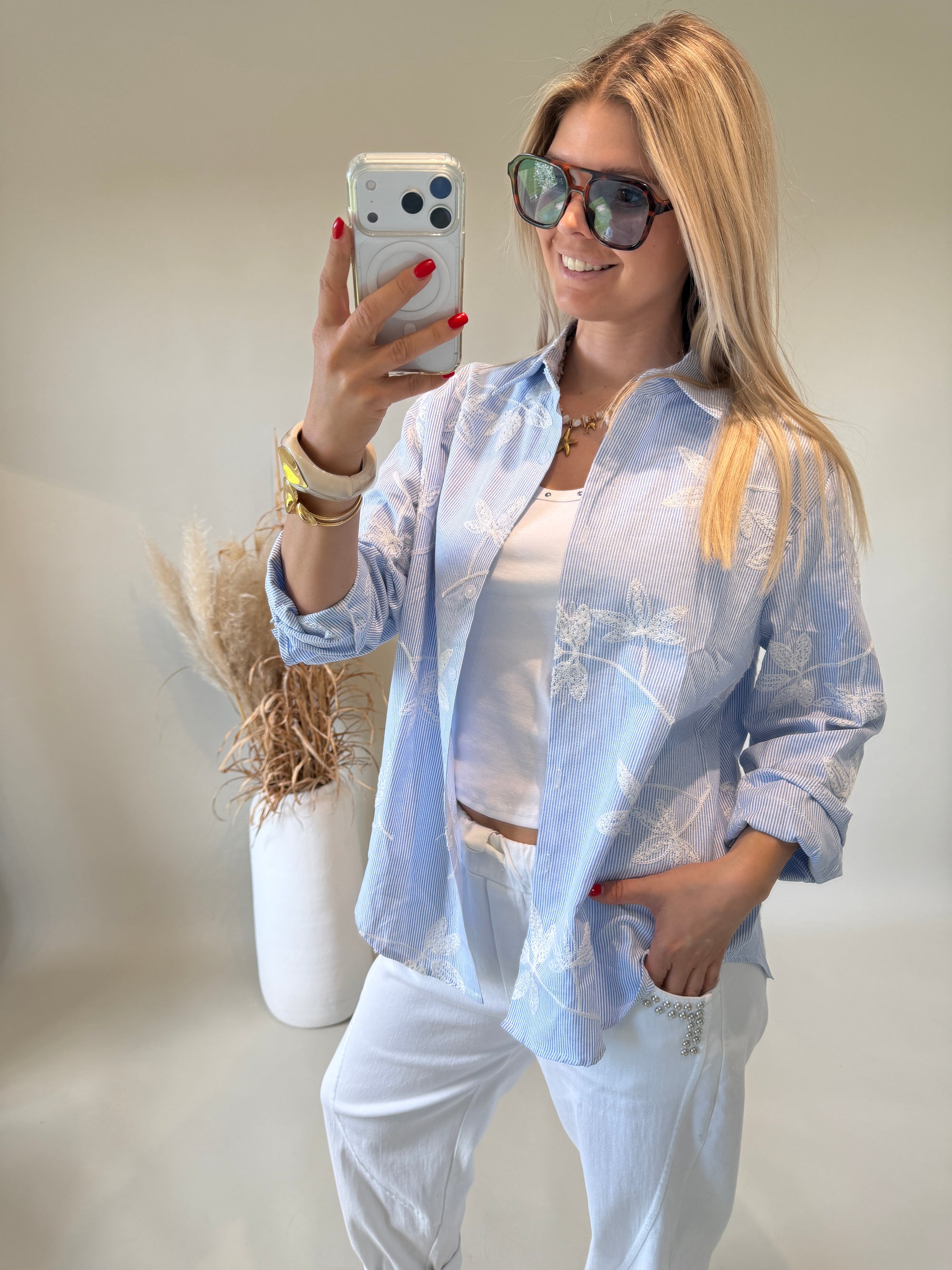 Bluse in Hellblau / Beige gestreift mit Blumenmuster