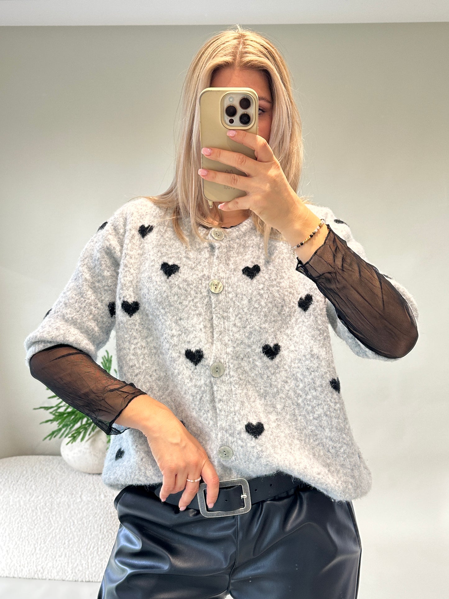 strickjacke in hellgrau mit schwarzen herzen (kurzarm)