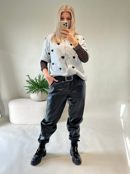 Strickjacke in Hellgrau mit Schwarzen Herzen (Kurzarm)