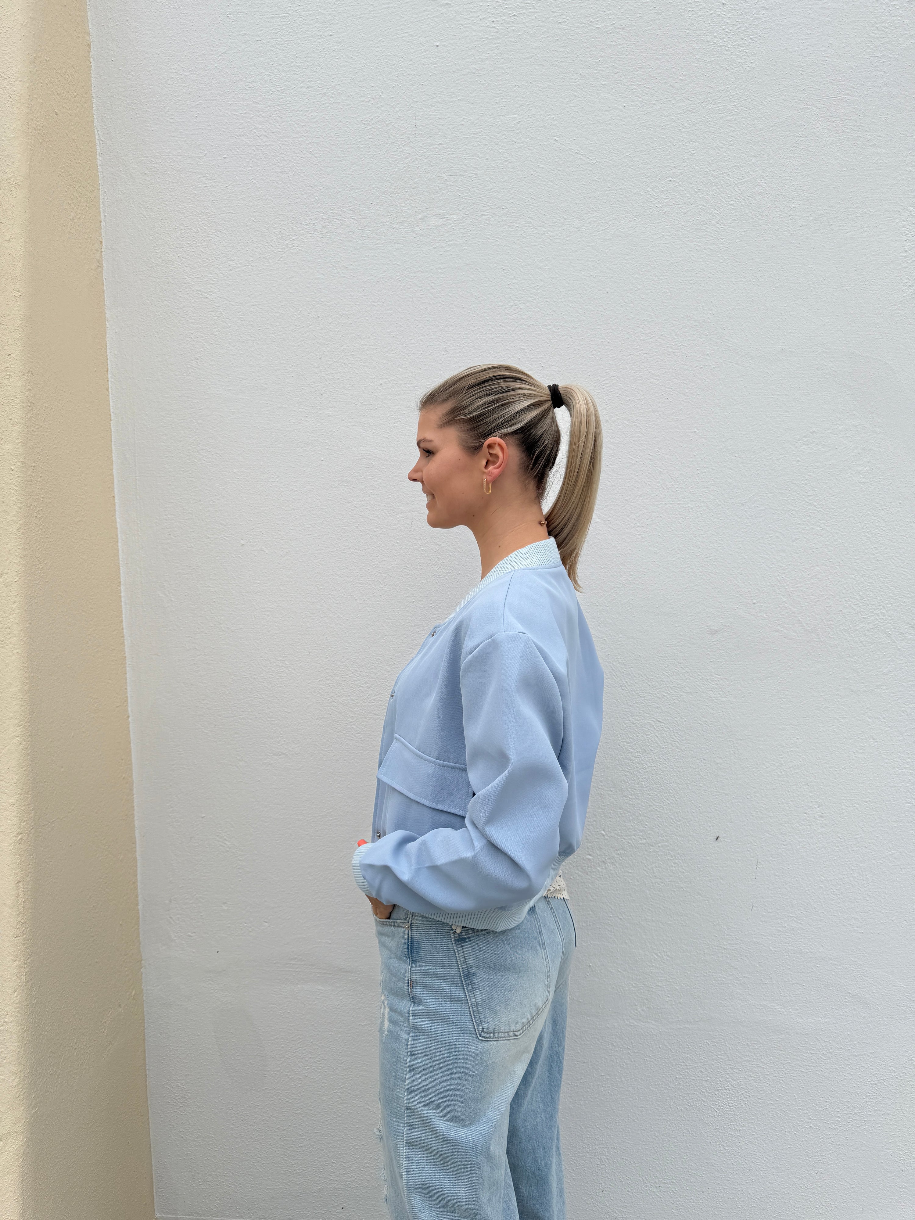 Jacke in Hellblau mit großen Taschen vorne