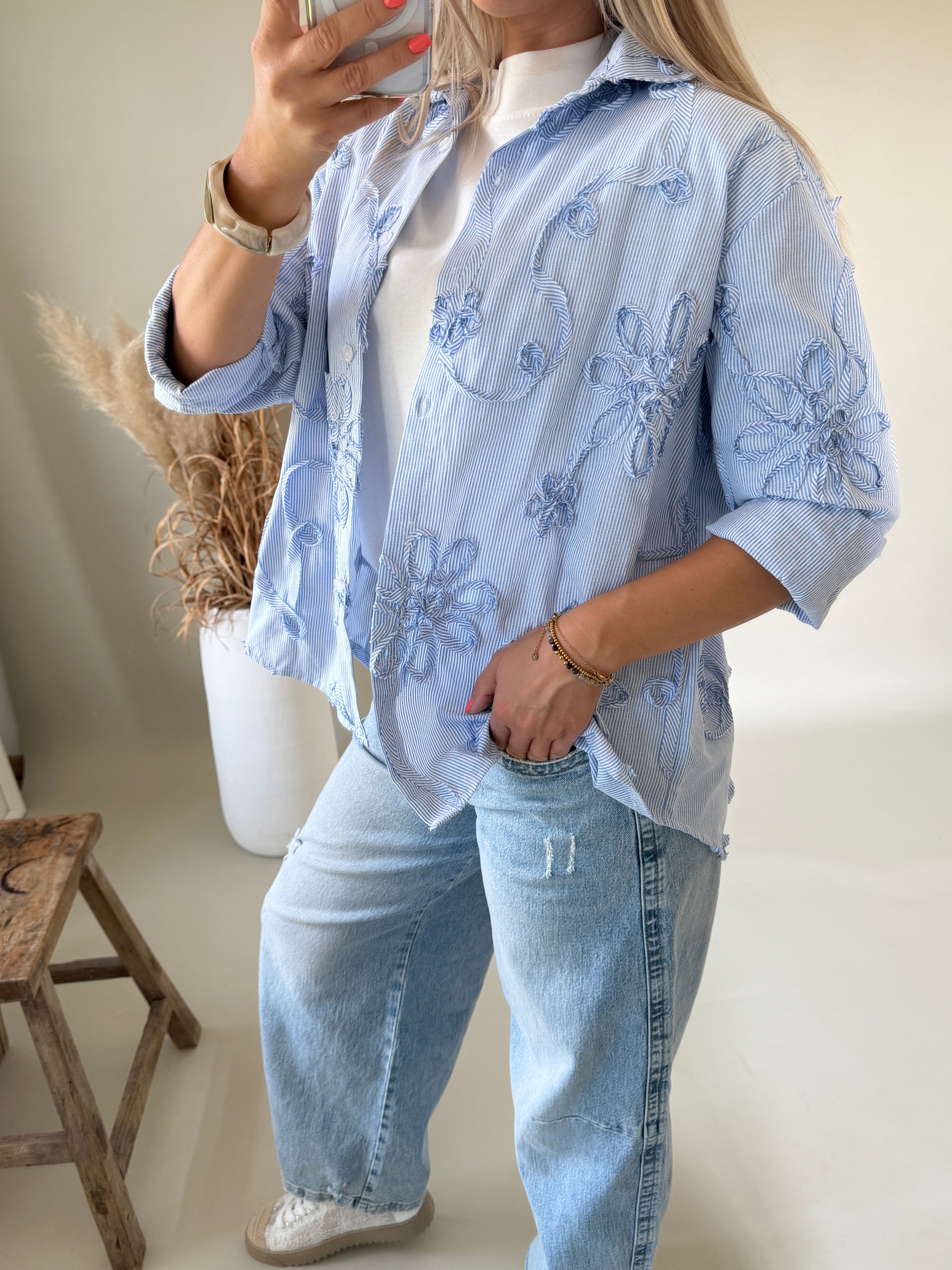 Bluse in Blau / Weiß gestreift mit Blumen