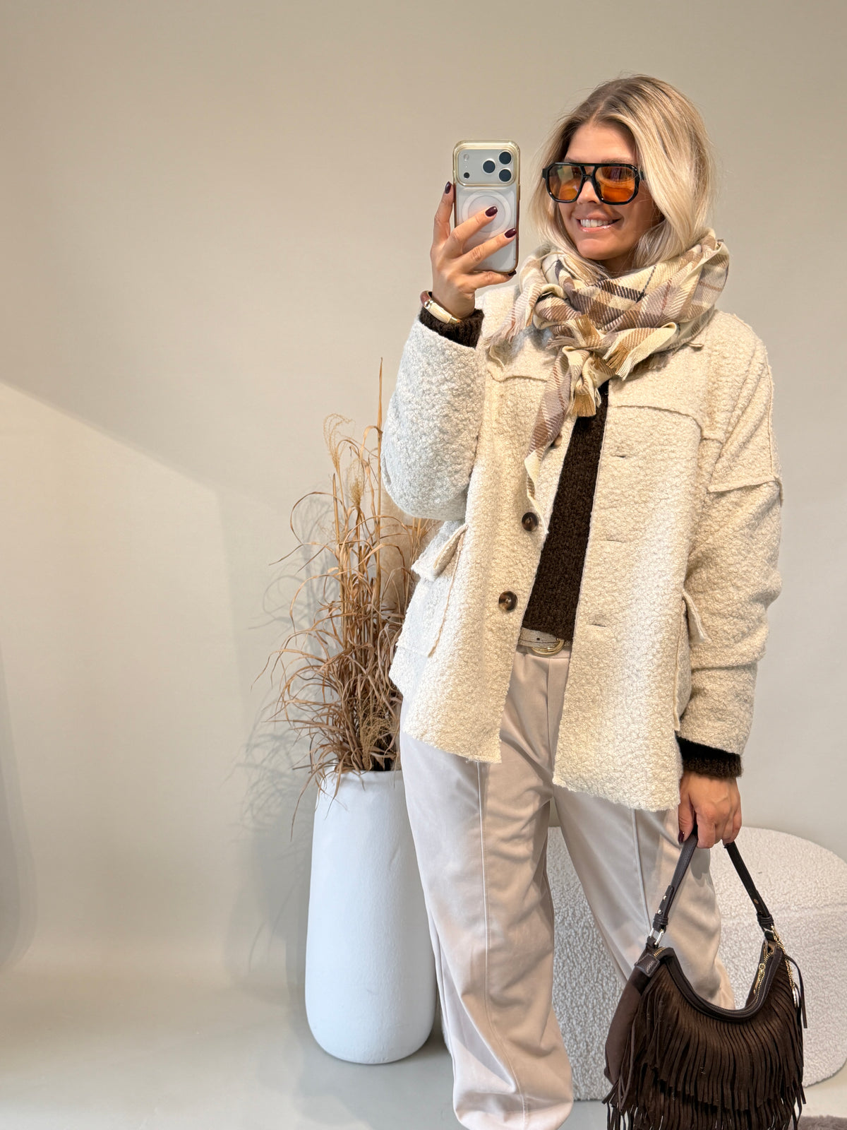 Jacke in Sand mit Kragen und großen Taschen