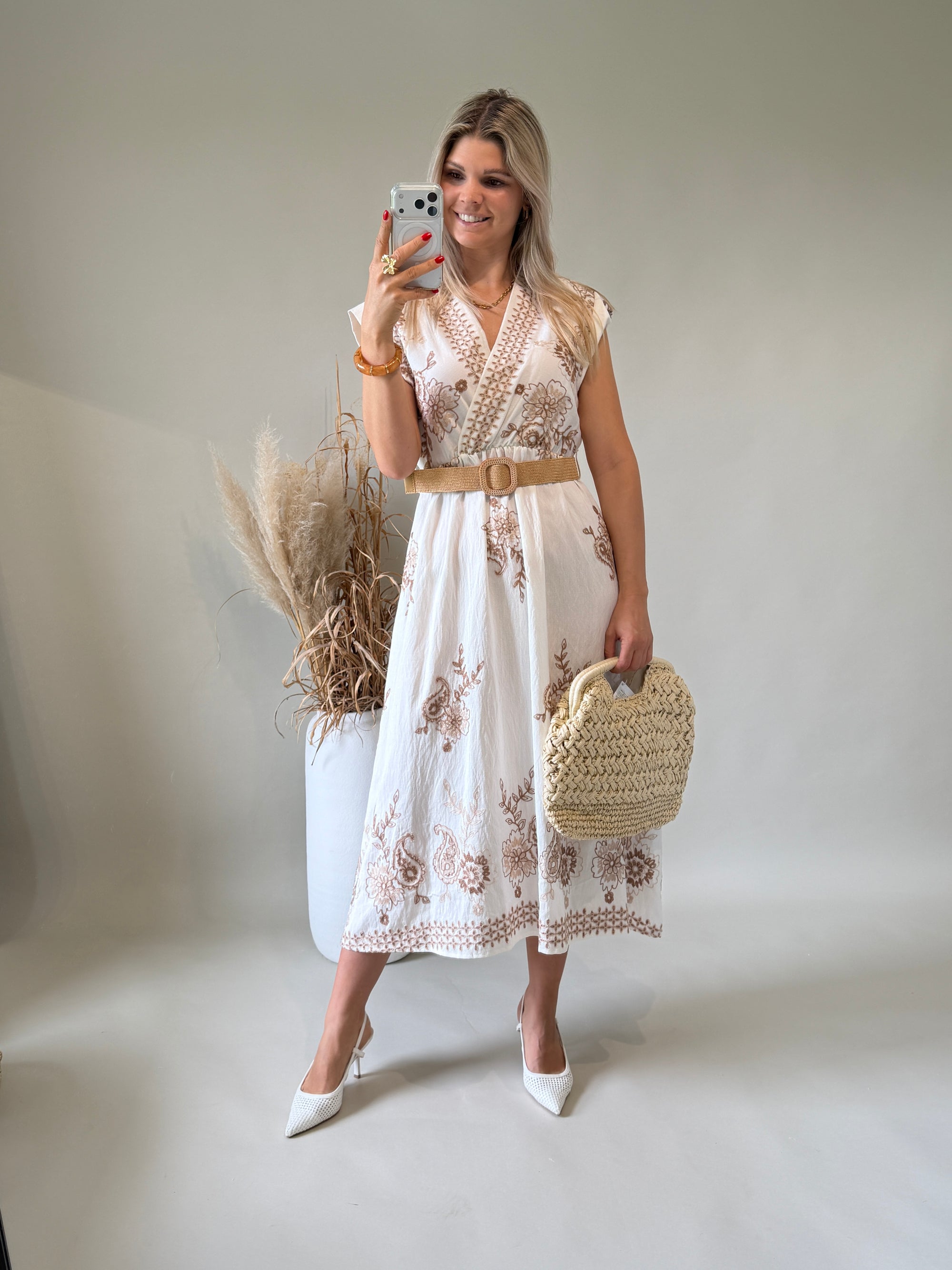 Kleid in Wollweiß mit Bohospitze in Zimt mit Gürtel