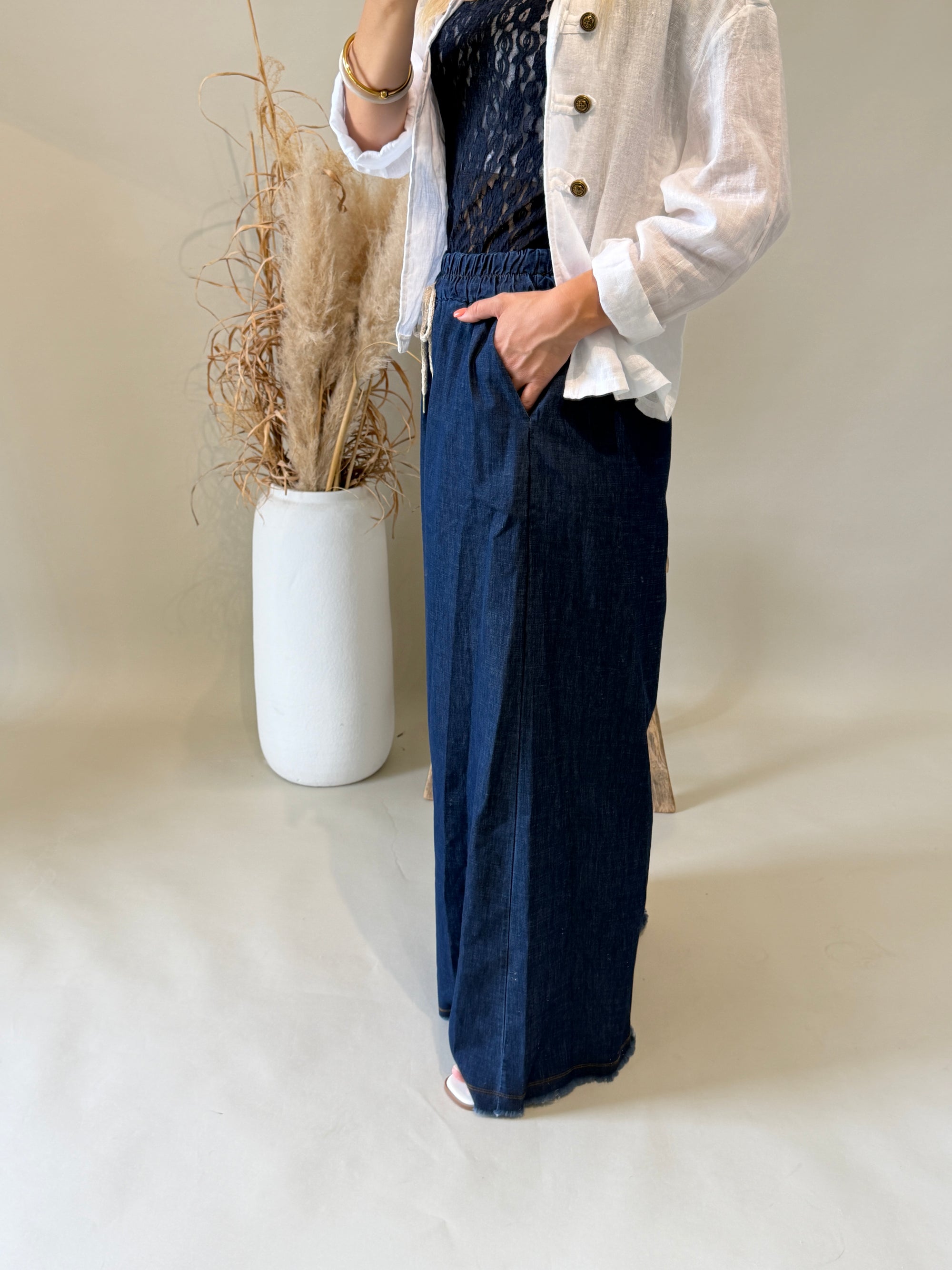 Hose in Dunkelblau ( leichter Jeansstoff ) und weitem Bein