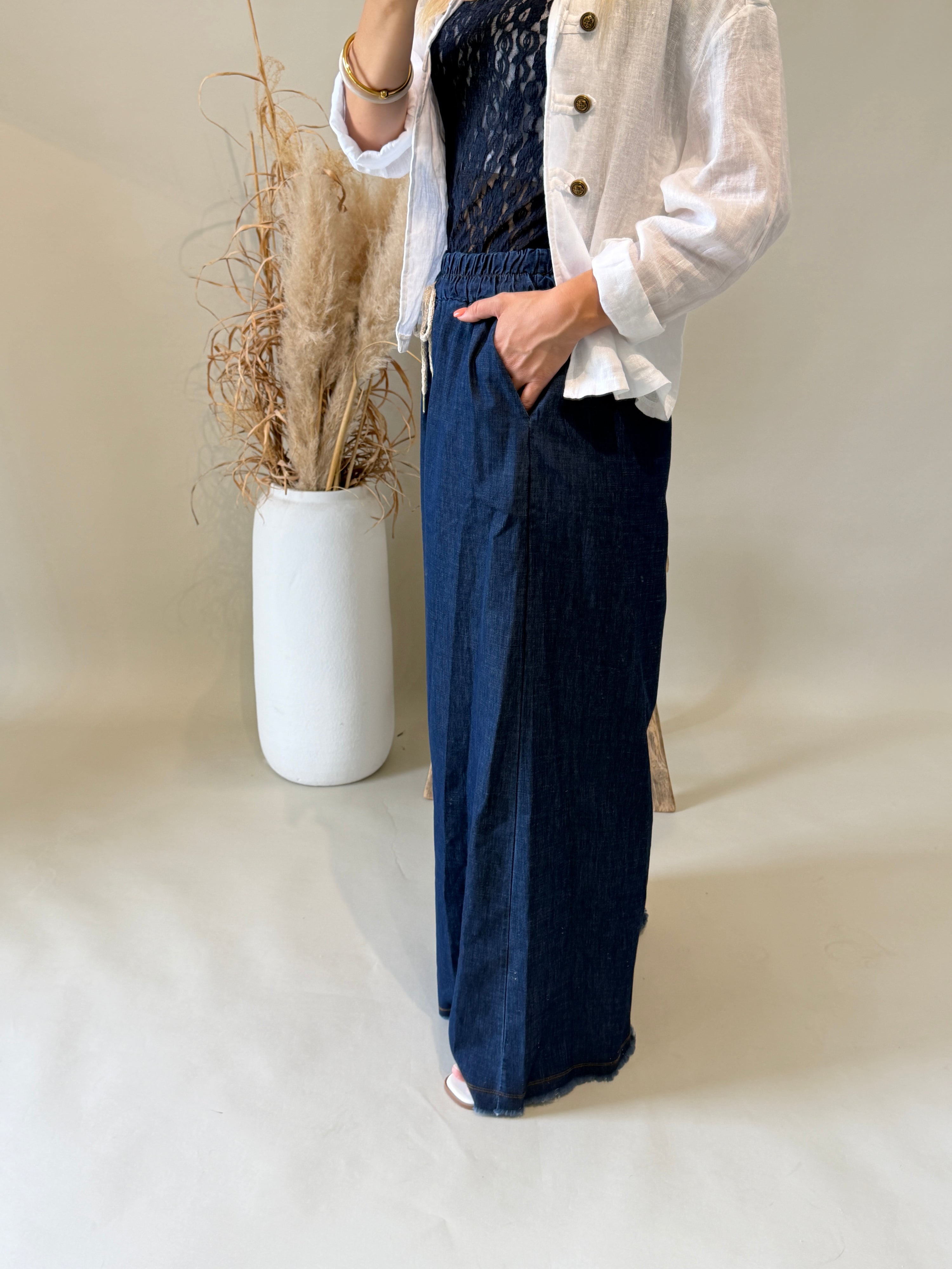 Hose in Dunkelblau ( leichter Jeansstoff ) und weitem Bein