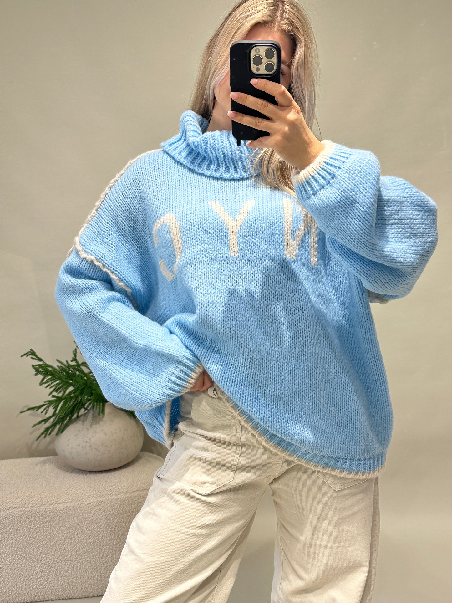 pullover in hellblau mit wollweißer aufschrift (nyc) mit weitem rollkragen