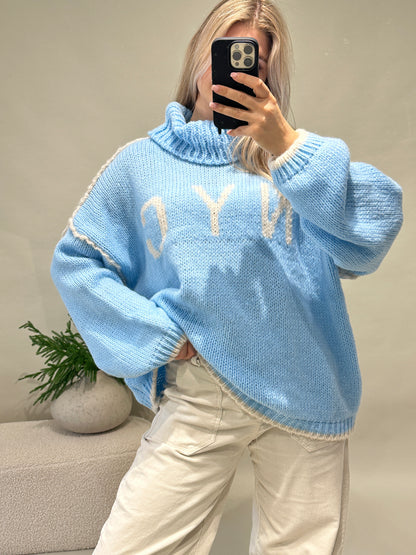 Pullover in Hellblau mit Wollweißer Aufschrift (NYC) mit weitem Rollkragen