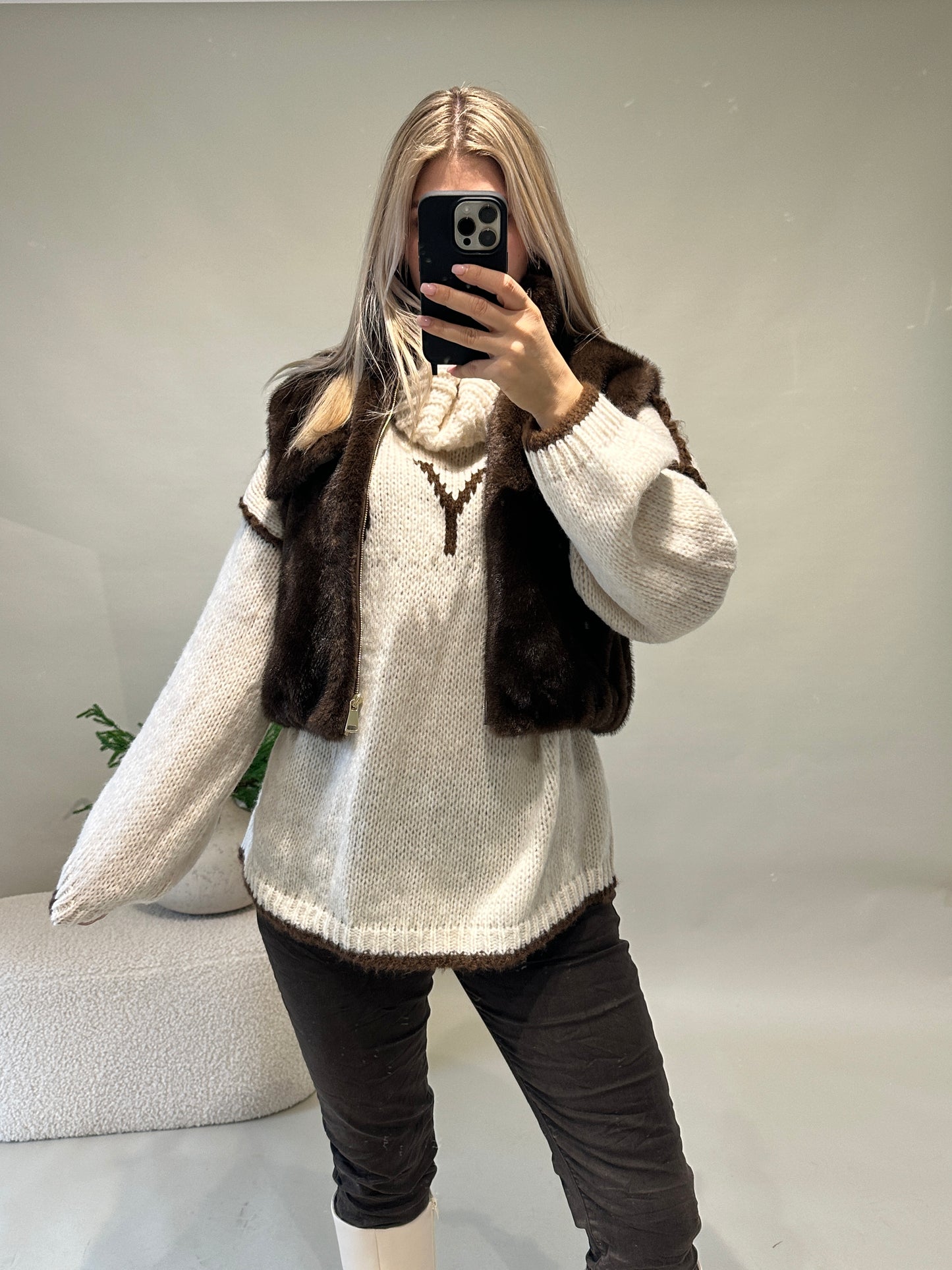 pullover in sand mit schokobrauner aufschrift (nyc) und weitem rollkragen