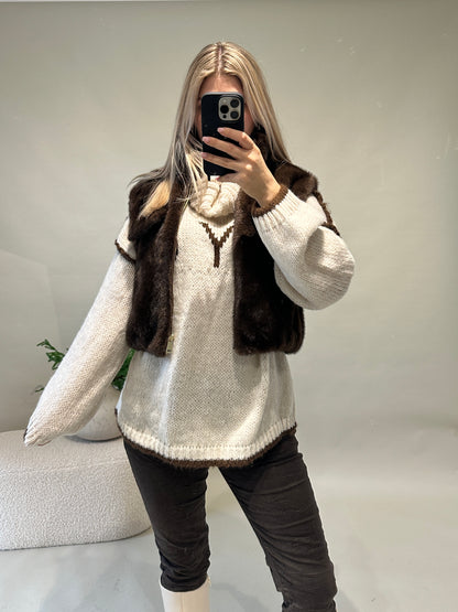 Pullover in Sand mit Schokobrauner Aufschrift (NYC) und weitem Rollkragen