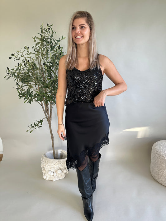 Rock in Schwarz unten mit Spitze