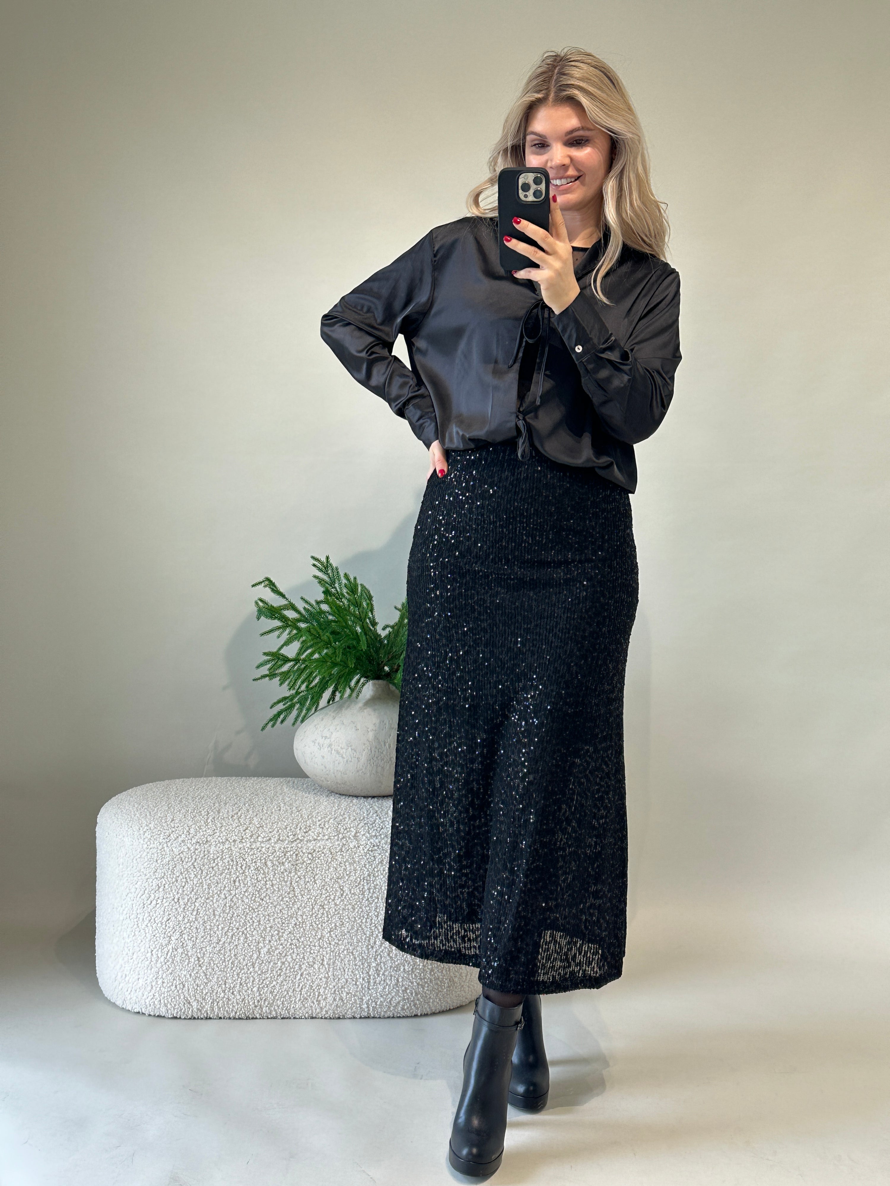 Bluse in Schwarz (Satin) vorne zum Binden