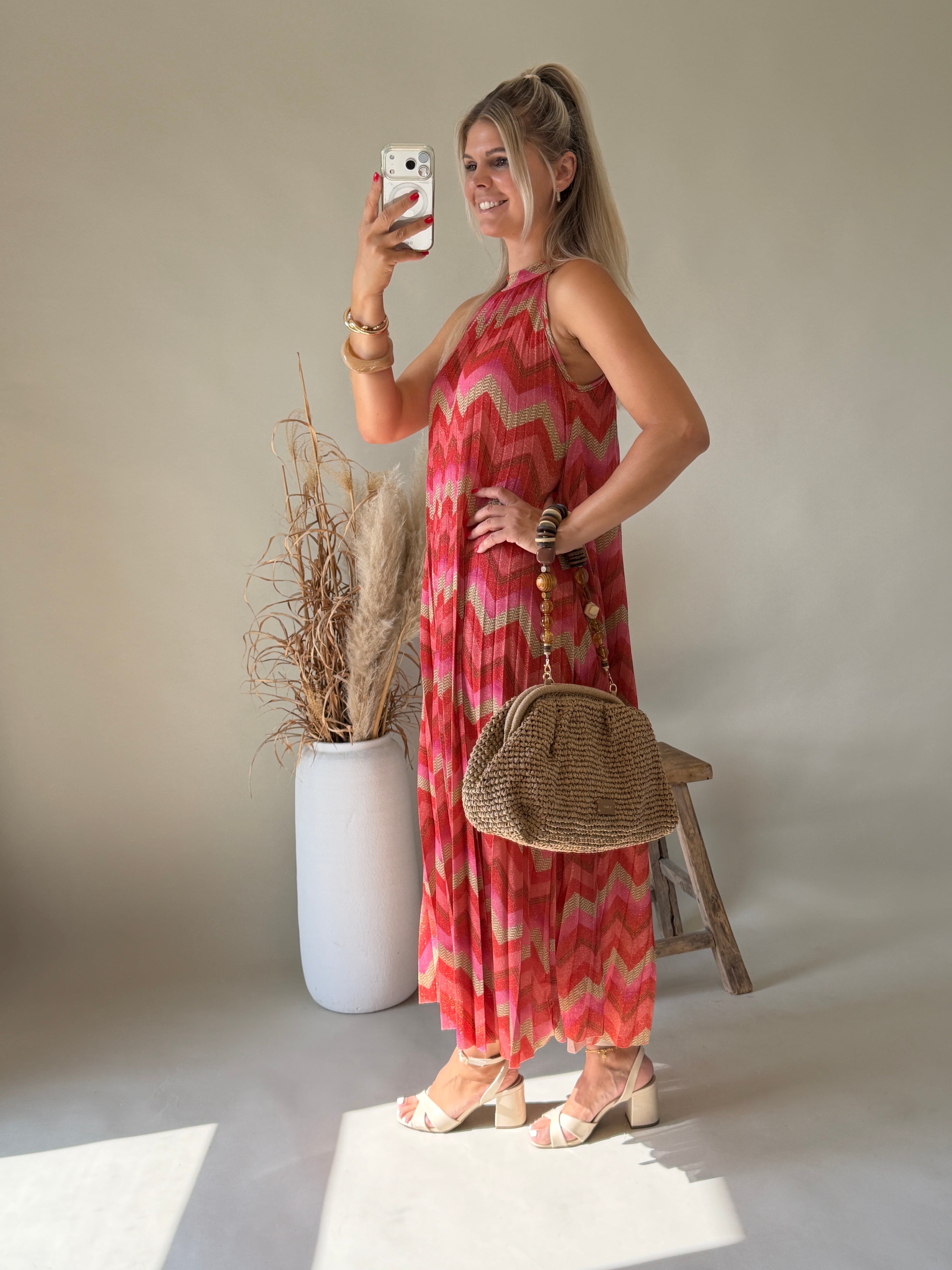 Kleid in Pink / Rot / Gold in Plissee