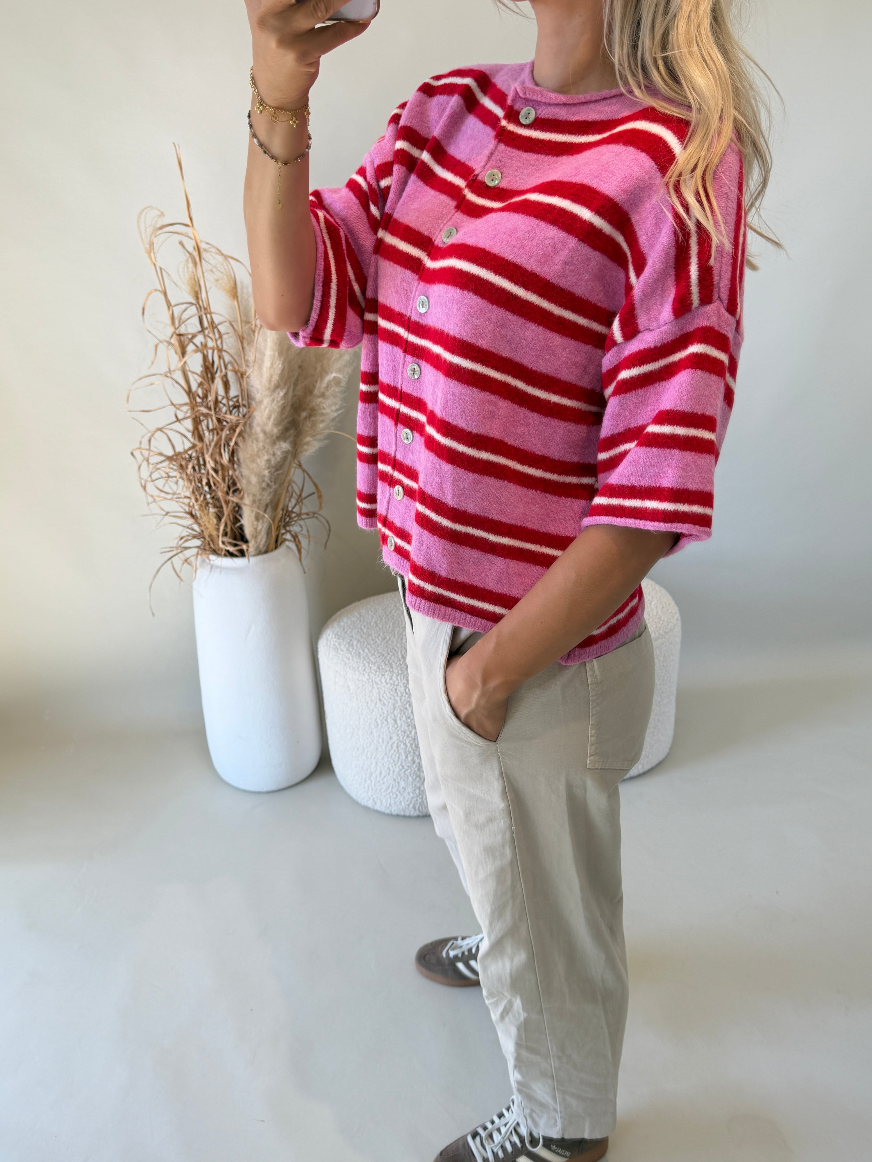 Strickjacke in Pink / Rot gestreift ( Kurzarm )
