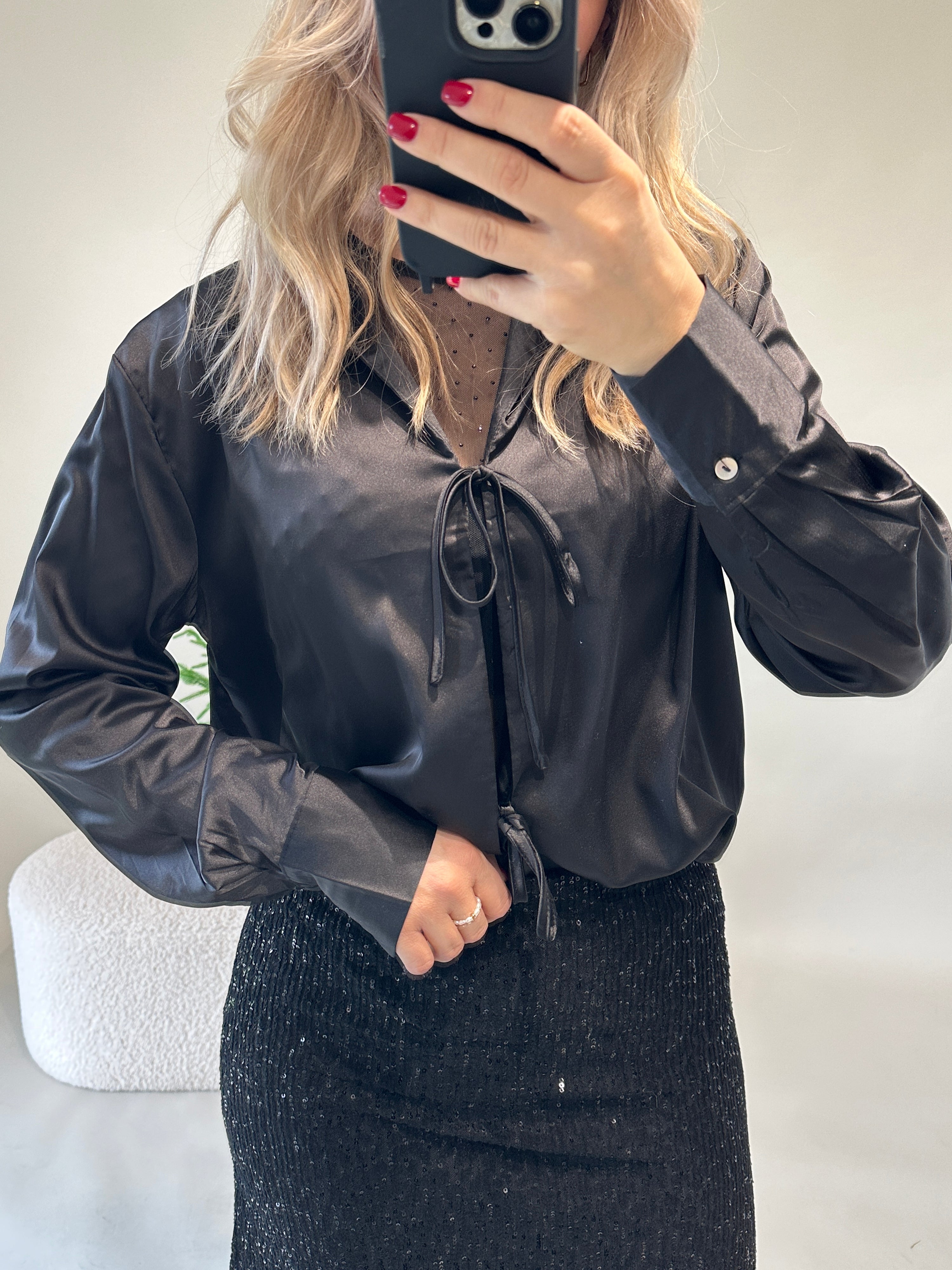 Bluse in Schwarz (Satin) vorne zum Binden