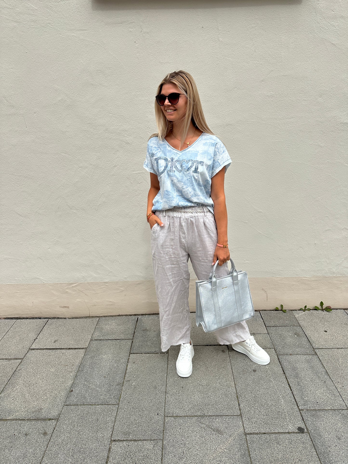 shirt gemuster in hellblau mit aufschrift (dior)