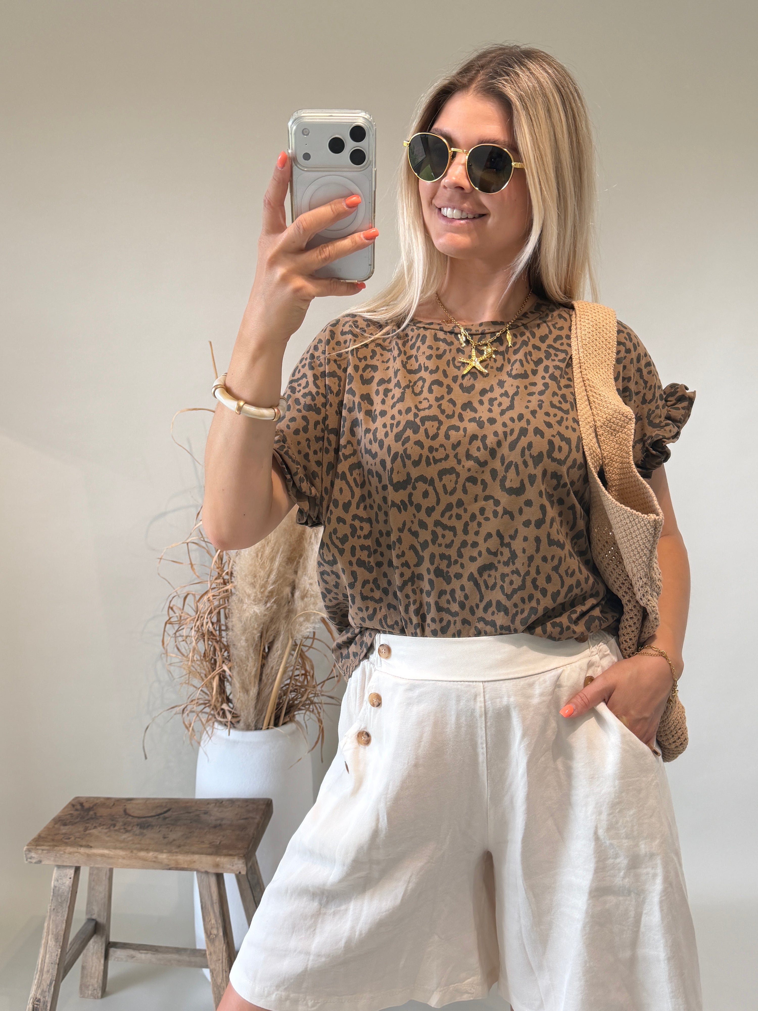 T - Shirt in Braun mit Rüschen am Arm ( Leo - Muster )