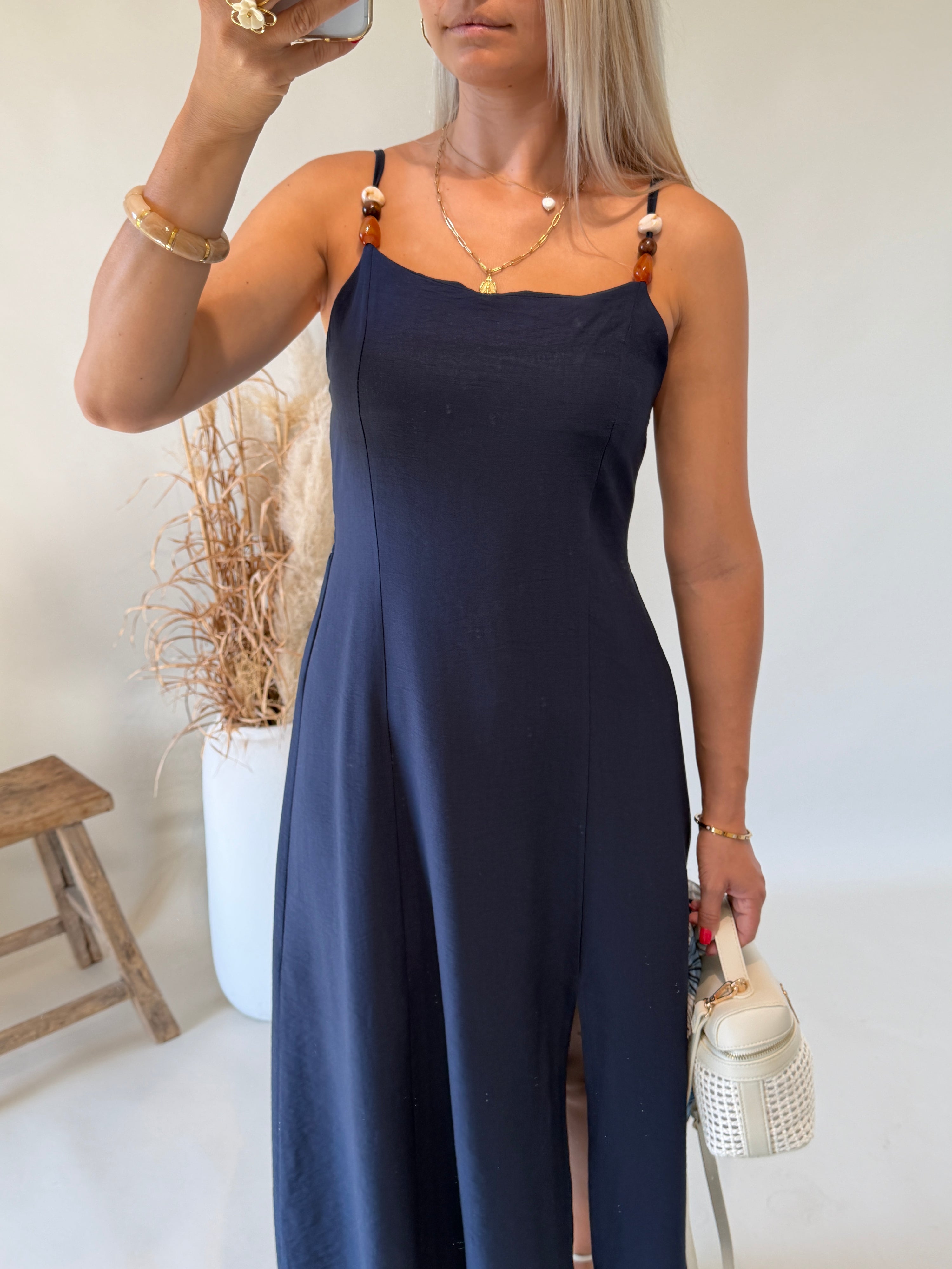 Kleid in Dunkelblau mit Holzperlen