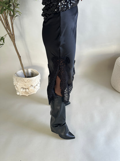 Rock in Schwarz unten mit Spitze