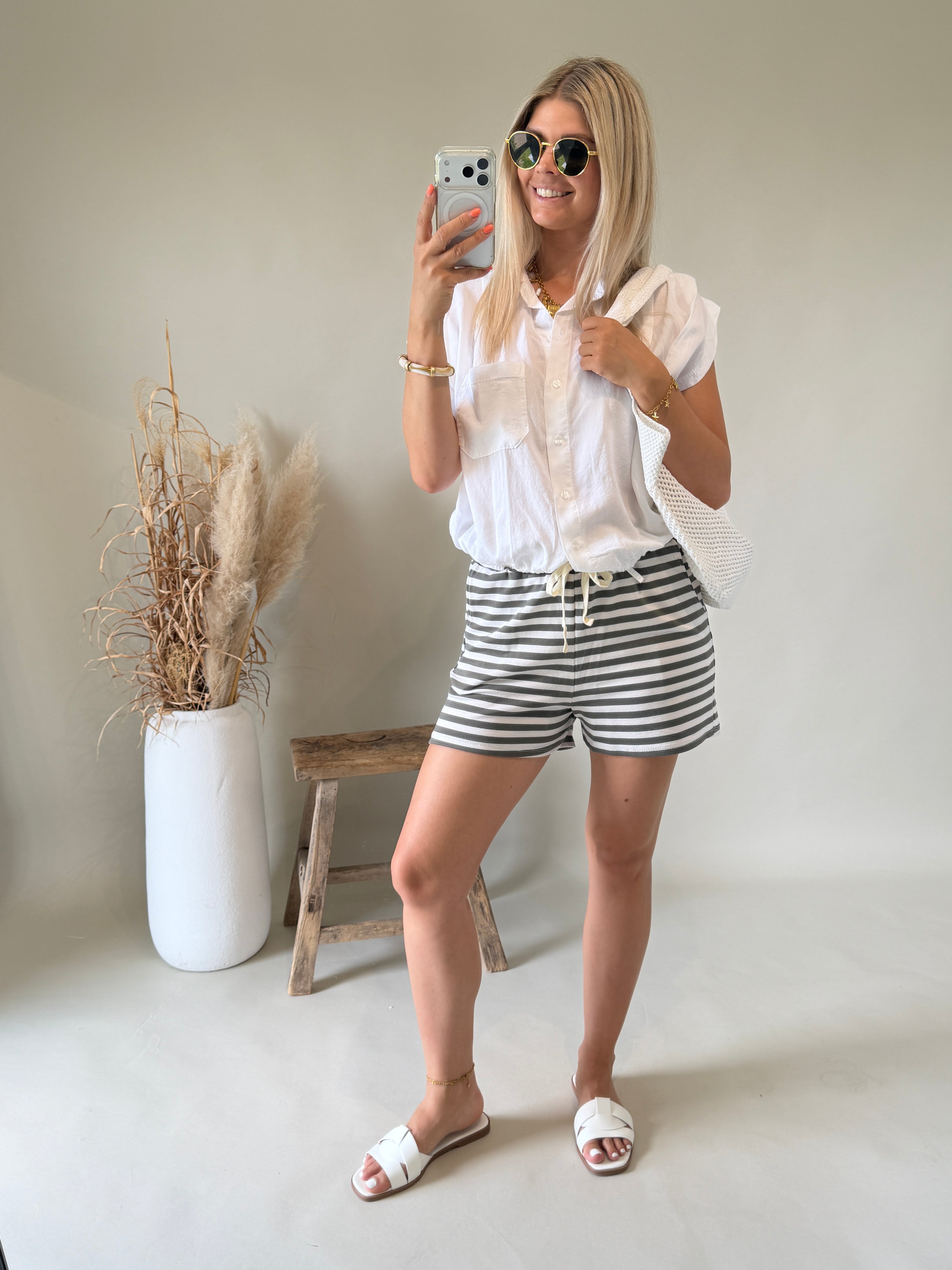 Bluse in Weiß unten zum Binden