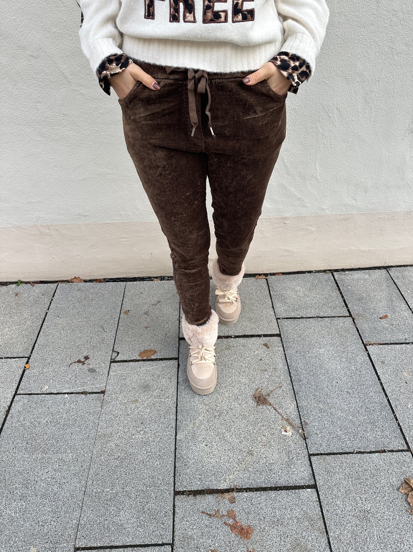 hose in schokobraun samt-optik