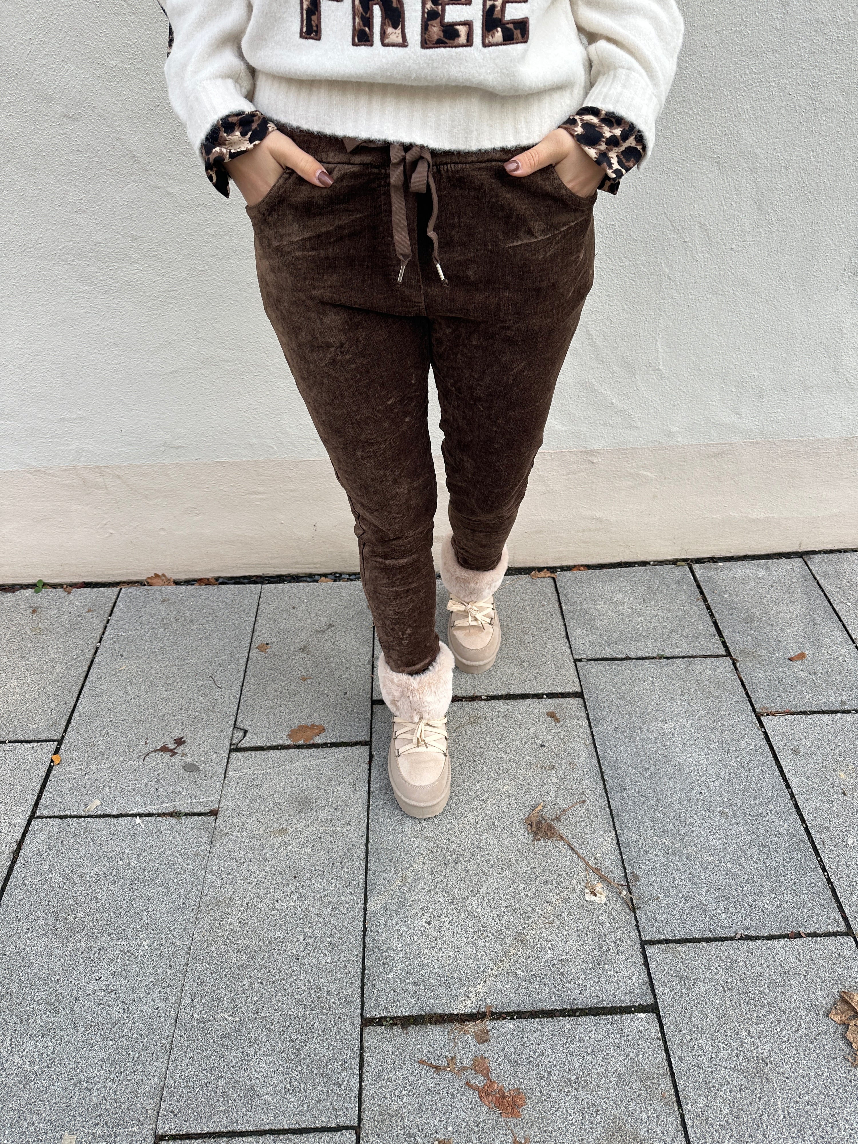 Hose in Schokobraun Samt-Optik