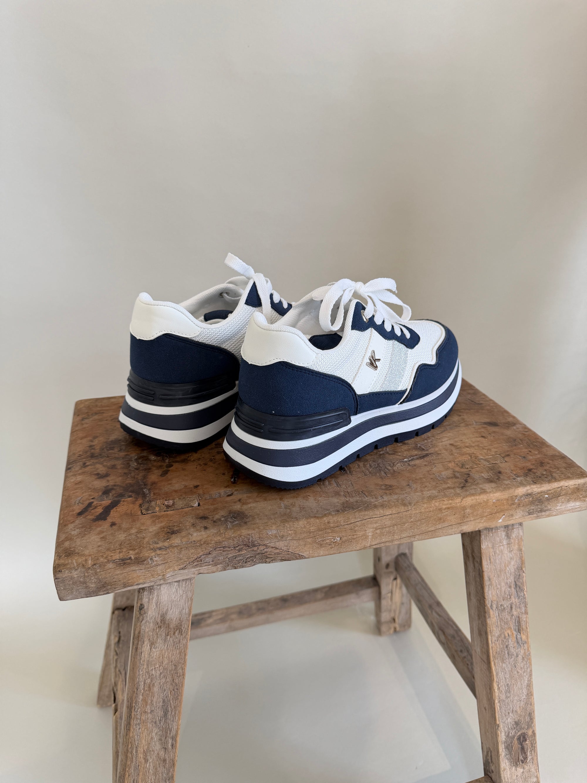 Sneaker in Dunkelblau