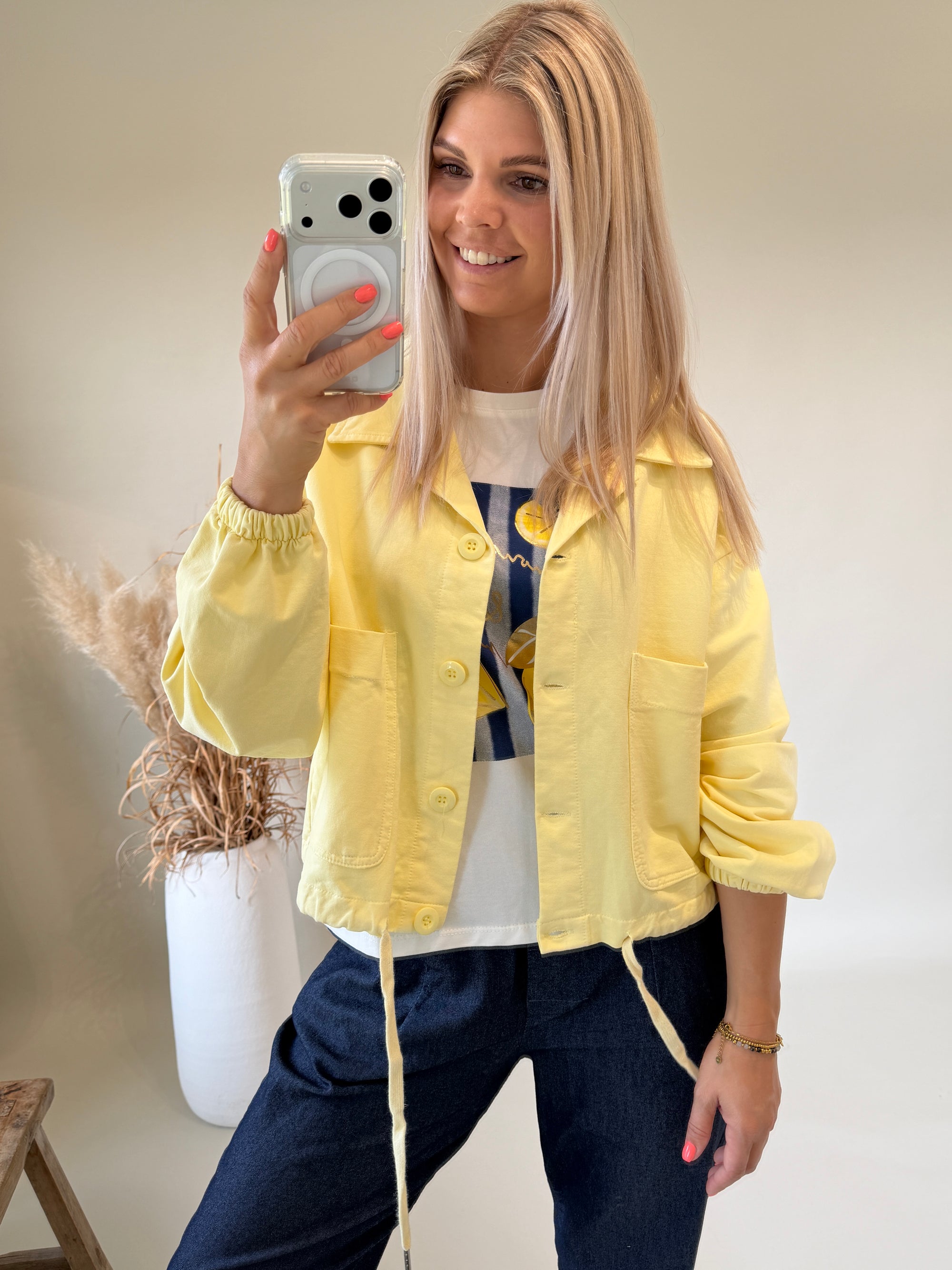 Jacke in Zitronengelb mit großen Taschen vorne