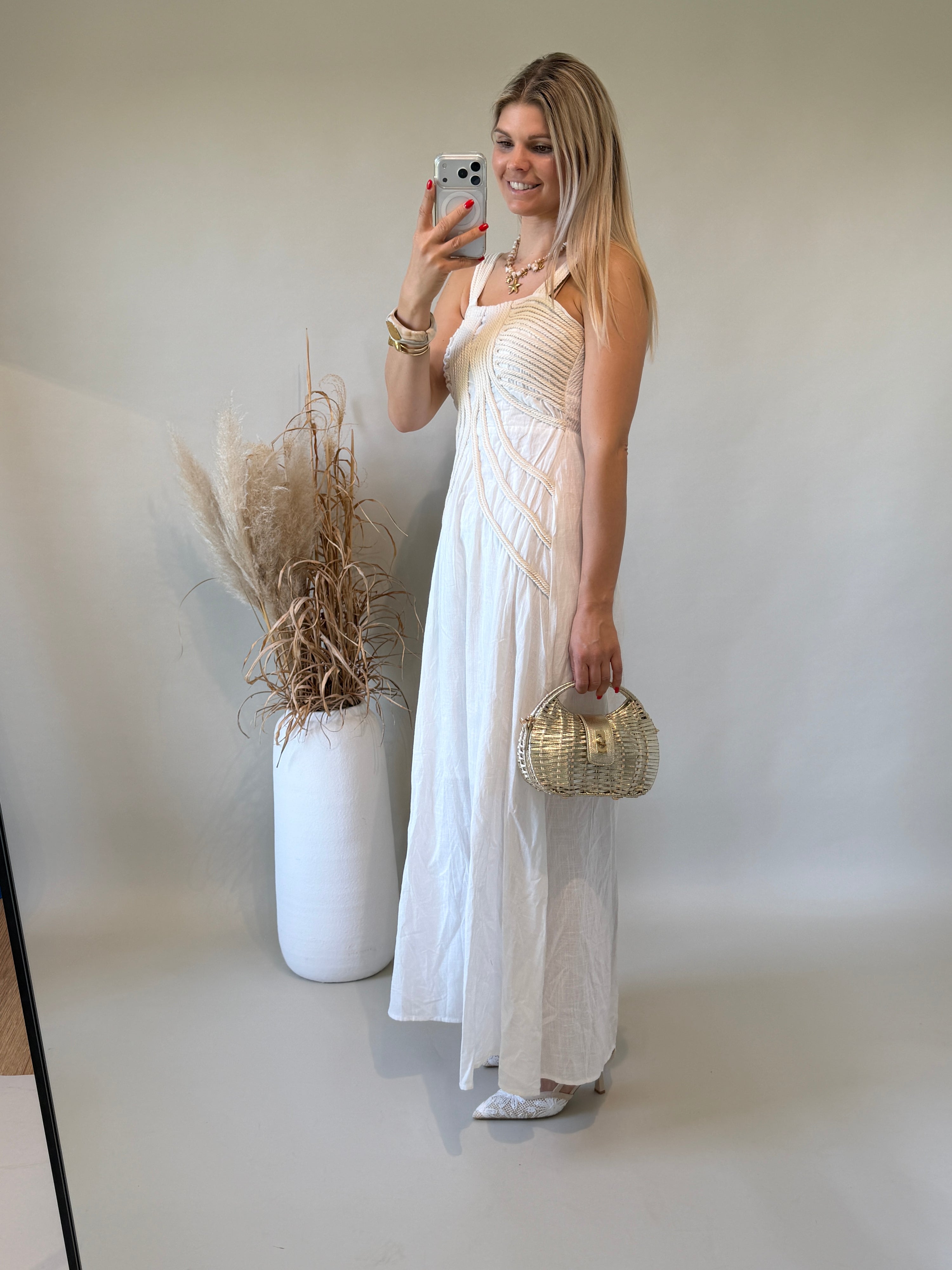 Kleid in Wollweiß mit Beiger Applikation