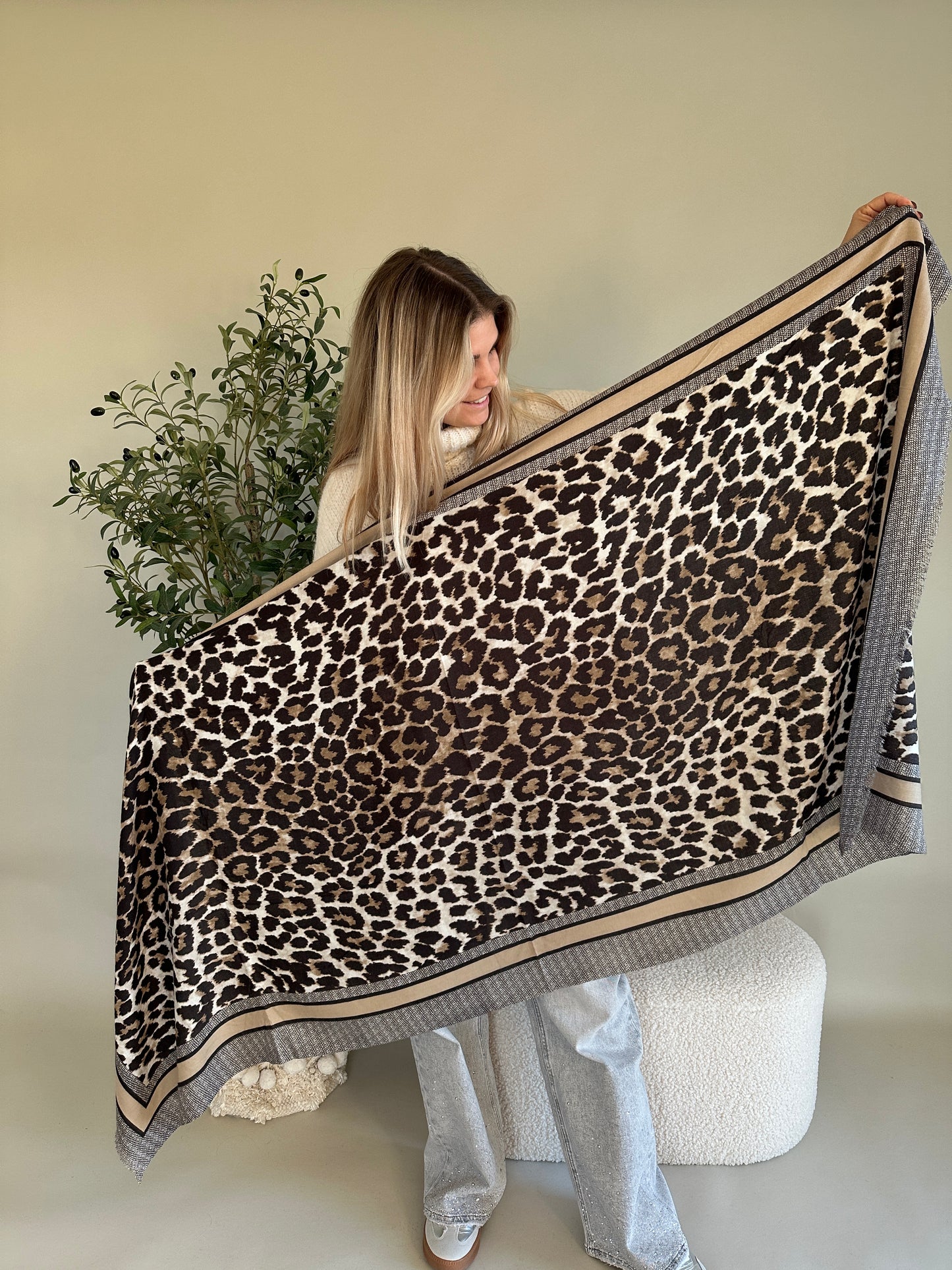 schal mit leomuster in schokobraun