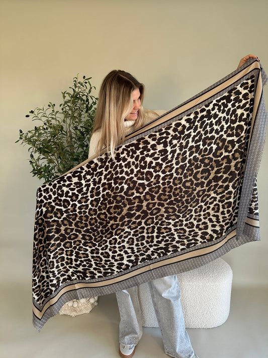 Schal mit Leomuster in Schokobraun