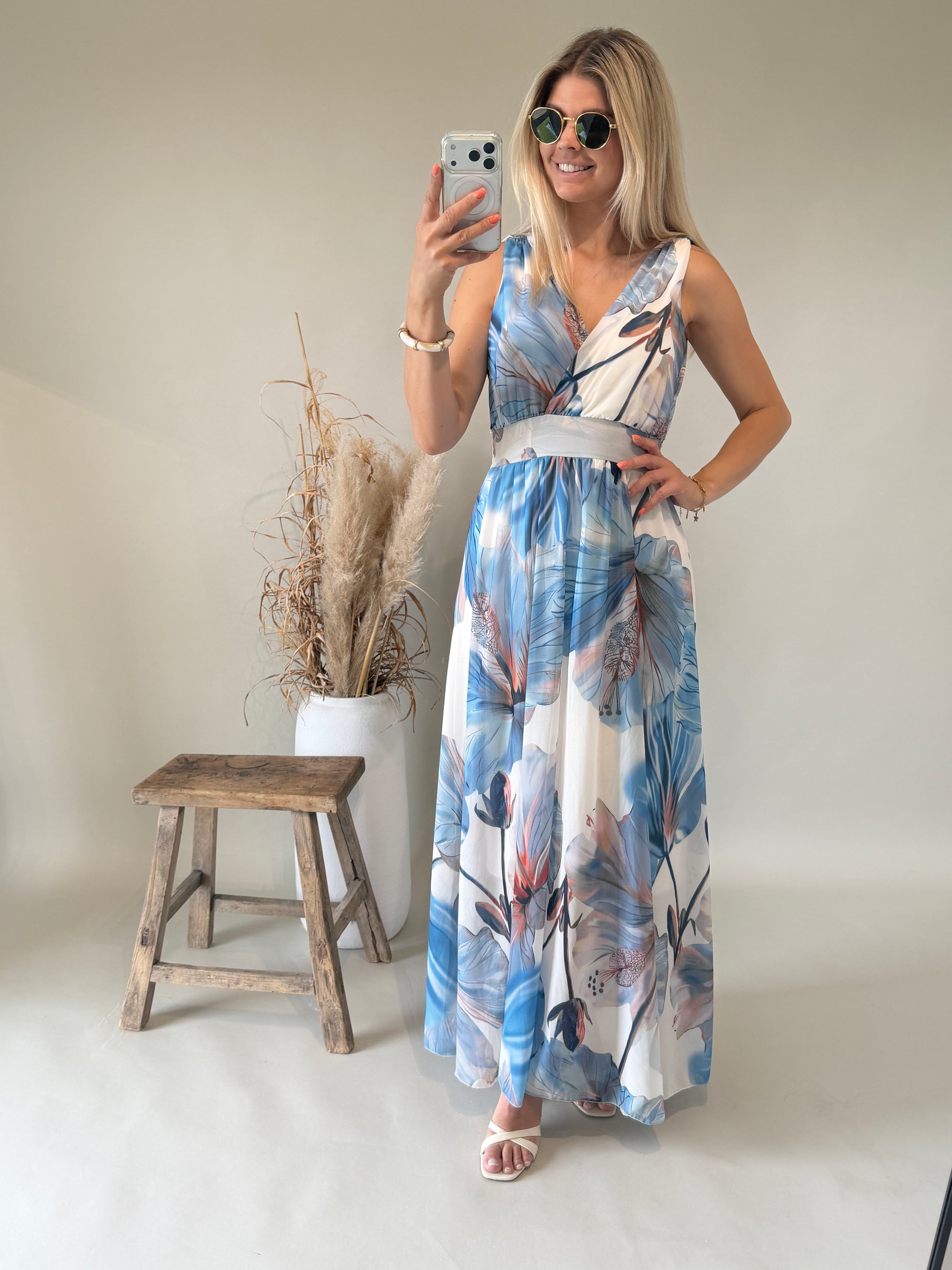 Kleid in Blau ( Bunt mit Blumenmuster )