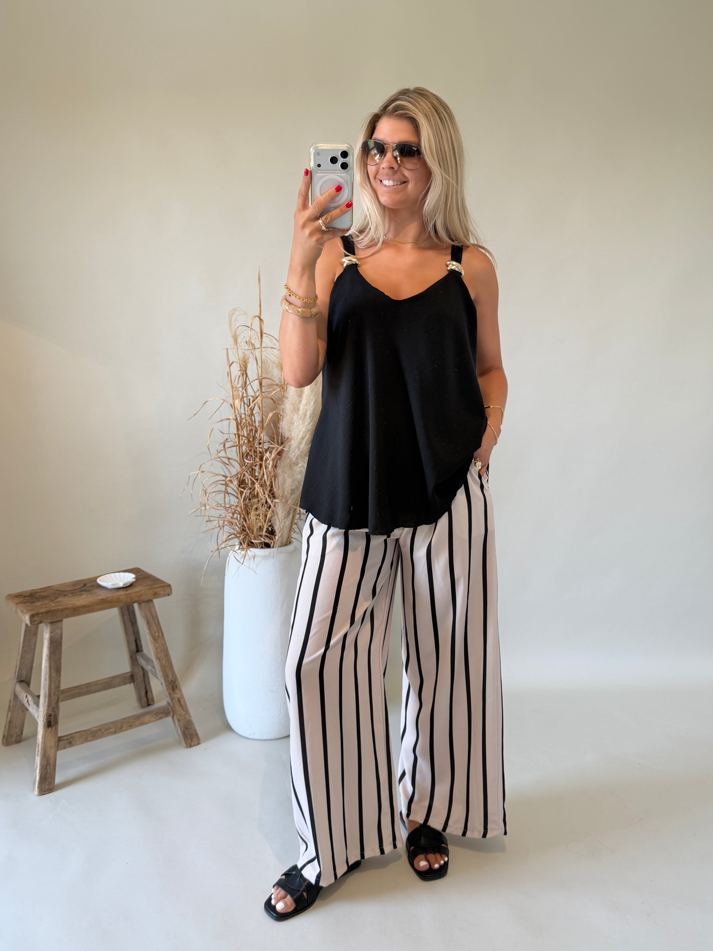 Top in Schwarz mit goldener Spange