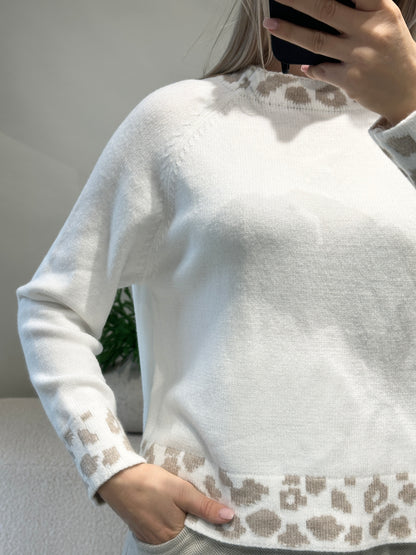 Pullover in Wollweiß mit Leomuster an Bund und Kragen