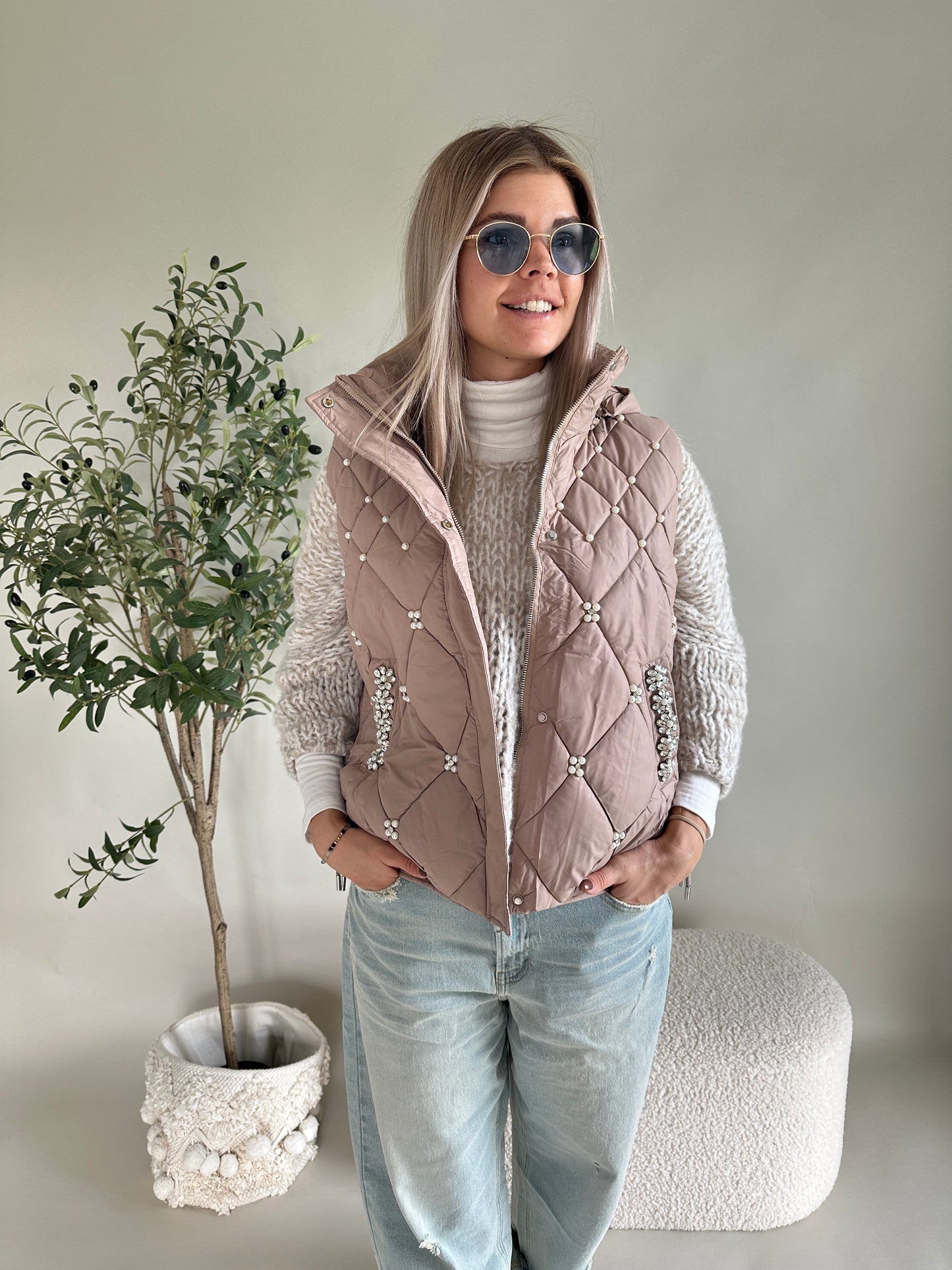 steppweste in beige ärmelos mit kapuze und perlen vorne