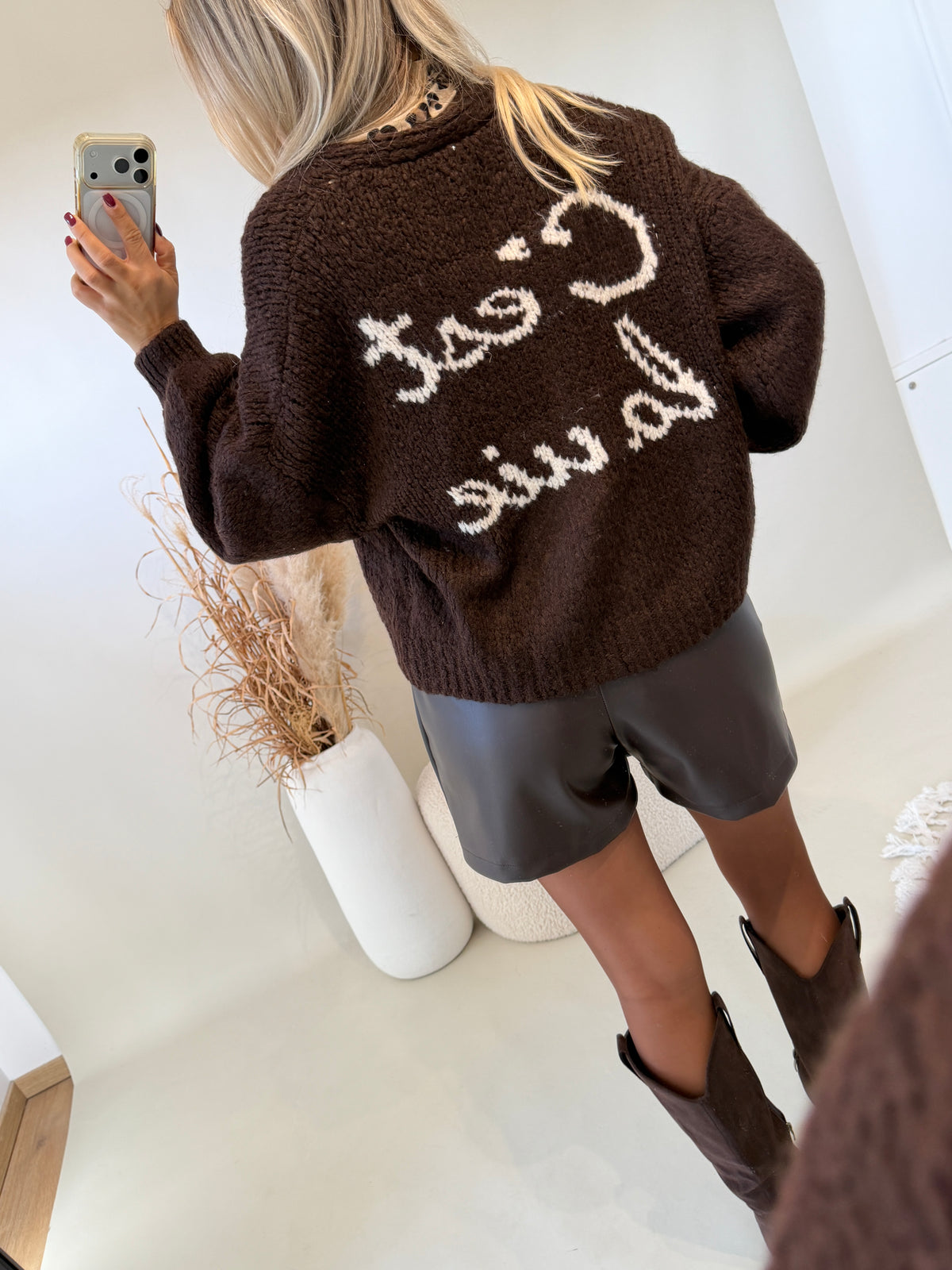 Strickjacke in Schokobraun mit Aufdruck am Rücken