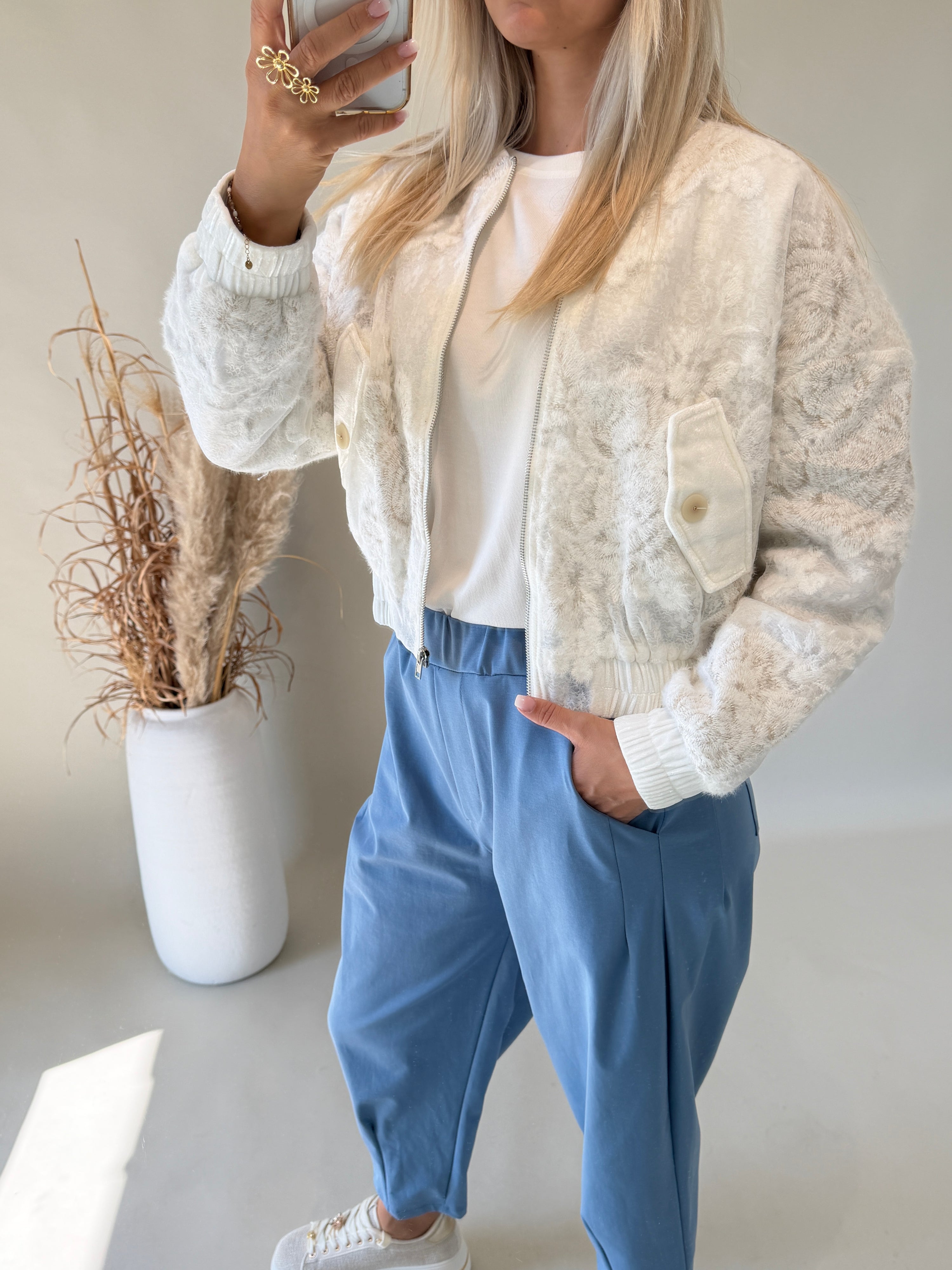 Jacke in Weiß mit floraler Struktur