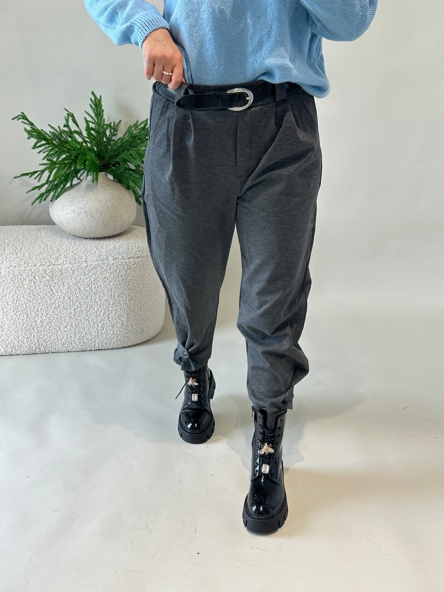 hose in grau mit schokobraunen gürtel und lasche unten