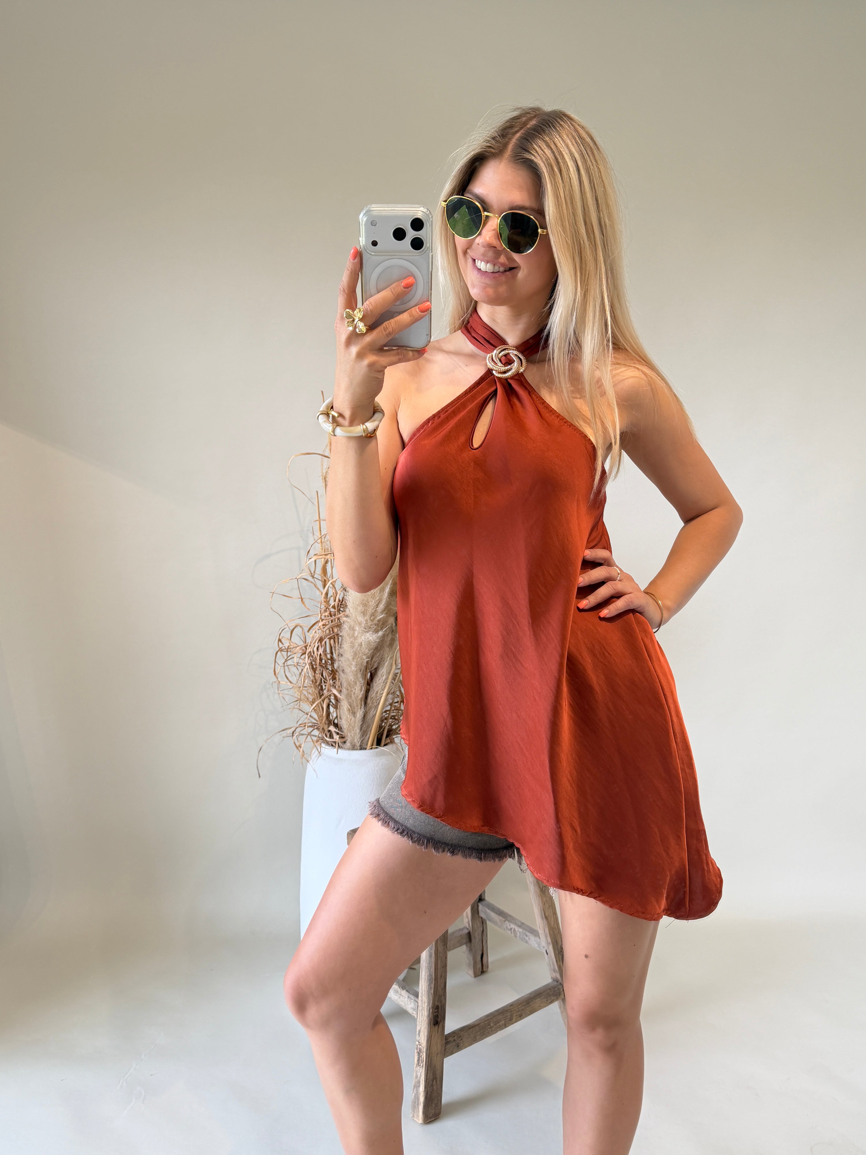 Bluse in Rostbraun ( Neckholder ) mit goldener Spange